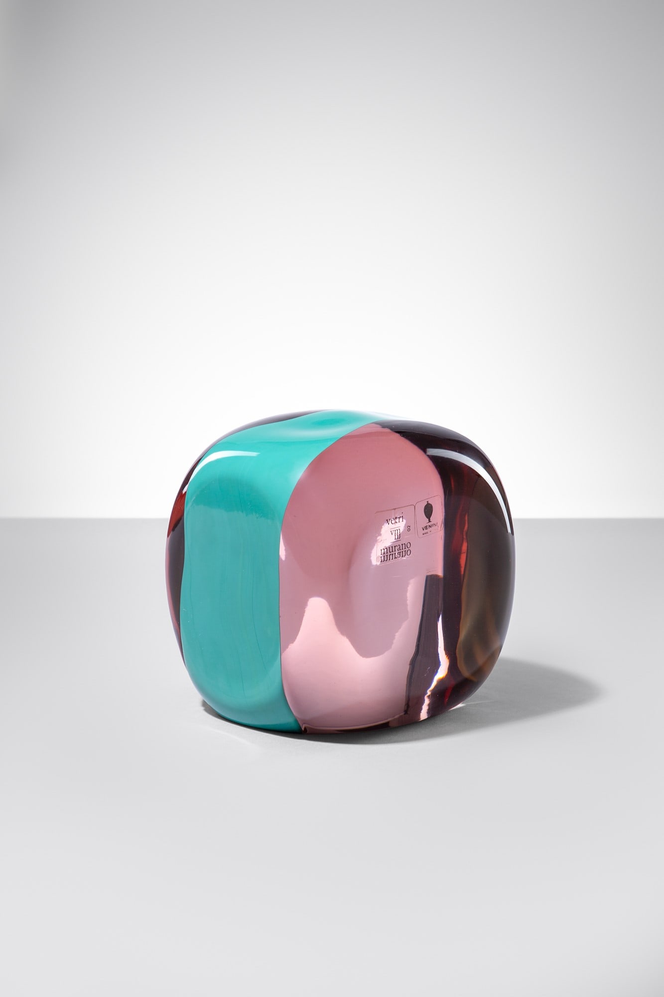 Pierre Cardin. Cubo: Cubo Vetro massello rosa con fascia trasversale verde. Venini, 1982 Firma incisa a punta Venini Italia 82. Etichetta Vetri Murano Venini made in Italy. cm 13x13x13 Literature: Franco Deboni (a cura di