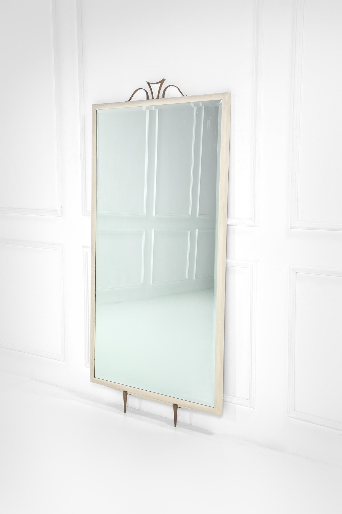 Gio Ponti, Emilio Lancia. Specchiera fondosala: Specchiera fondosala Legno laccato, ottone, vetro specchiato. 1940 ca. cm 210x106x4,5