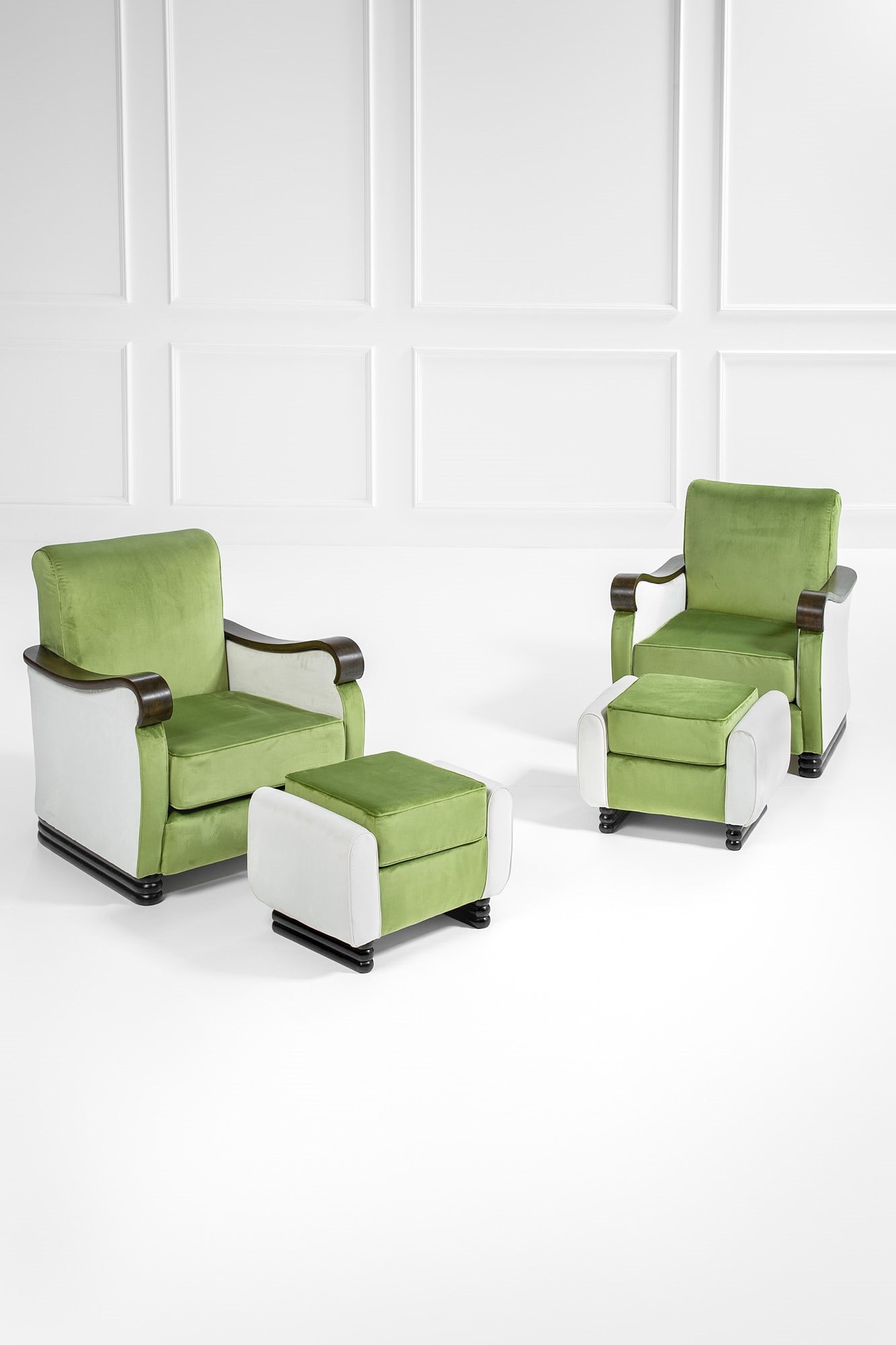 Vittorio Valabrega. Due poltrone con poggiapiedi (1 of 7)