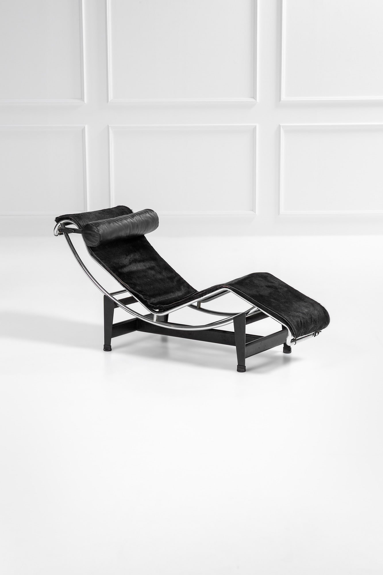 Charlotte Perriand, Pierre Jeanneret, Le Corbusier. Chaise longue mod. LC4: Chaise longue mod. LC4 Acciaio cromato, pelle, cavallino. Prod. Cassina, disegno del 1929, esemplare del 1970 ca. Numero di serie incusso nel metallo. cm 75x48x152 Literature: Domus, n. 622, novembre,