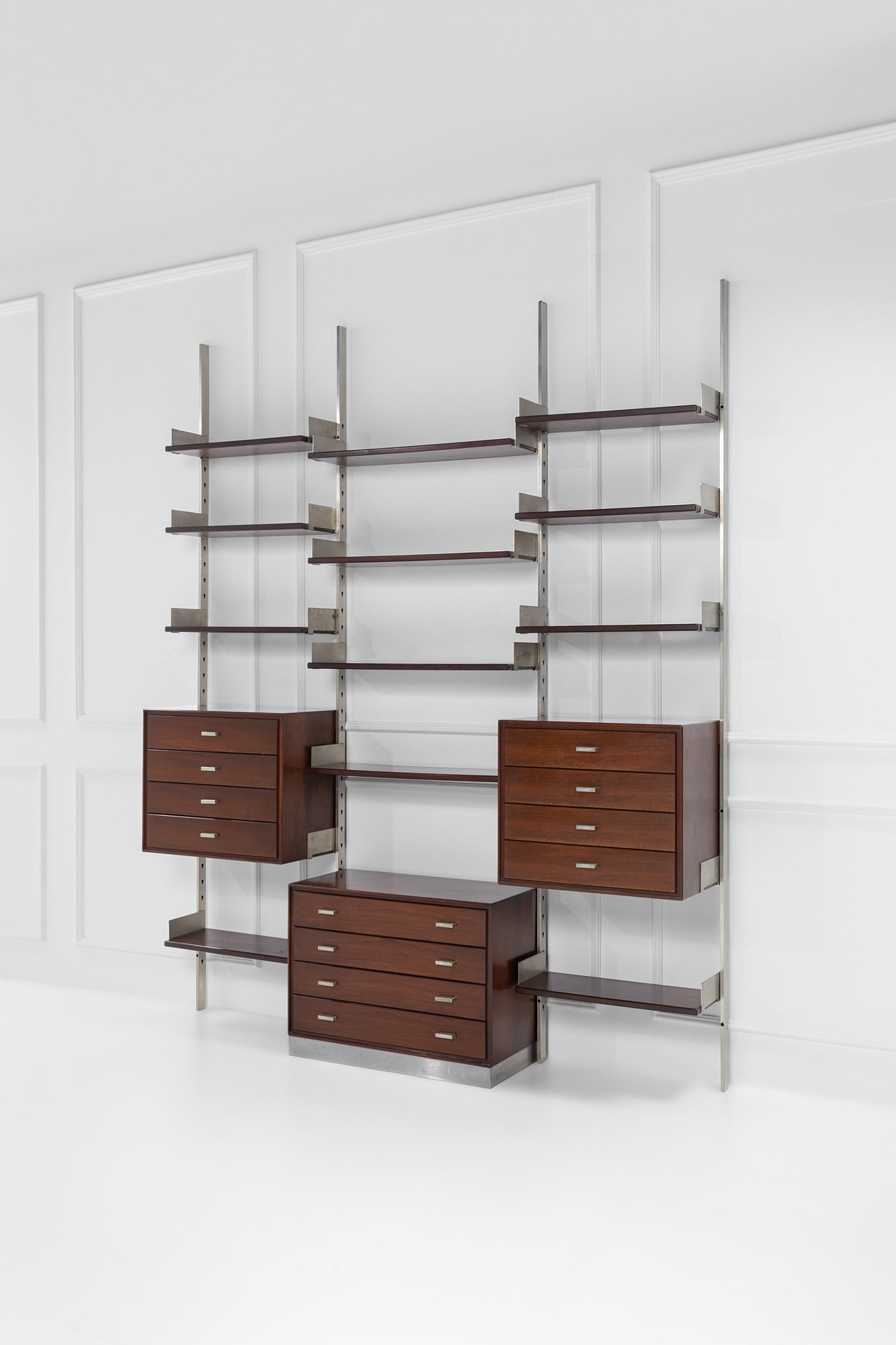 Giulio Moscatelli. Libreria a tre campate: Libreria a tre campate Legno di noce, legno impiallacciato, acciaio. Prod. Formanova, 1960 ca. cm 296x239x44