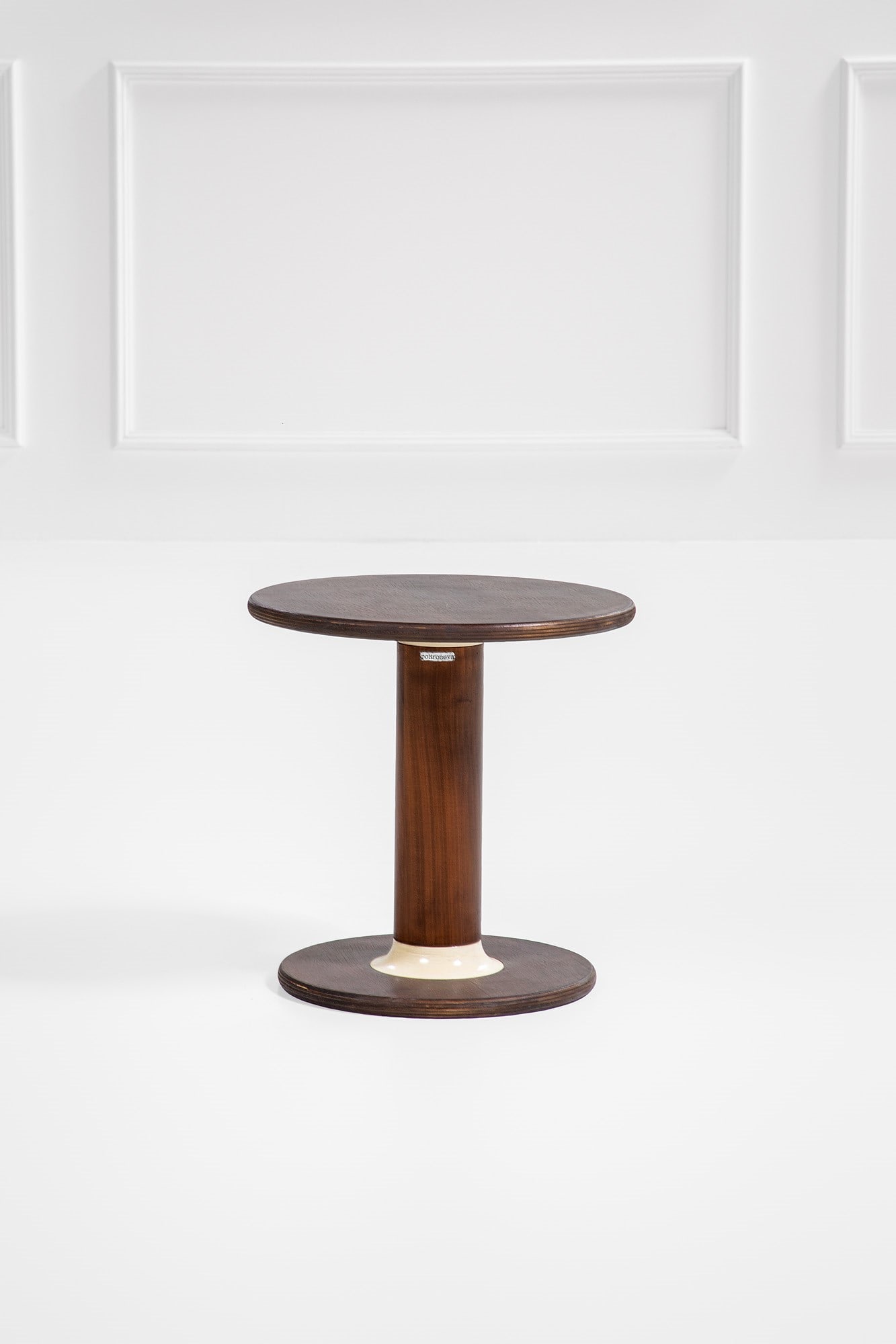 Ettore Sottsass. Tavolino mod. Rocchettone: Tavolino mod. Rocchettone Legno, legno laccato. Prod. Poltronova, 1966 Etichetta del produttore. h cm 44,5, diam. cm 43,5 Literature: Domus n. 433, dicembre 1965, p. 42; Ivan Mietton, Sottsass. Poltro