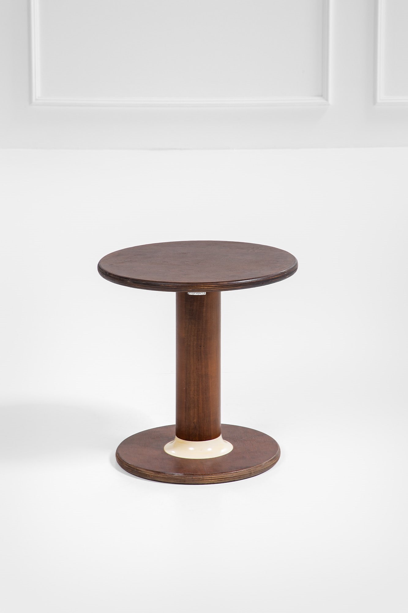 Ettore Sottsass. Tavolino mod. Rocchettone: Tavolino mod. Rocchettone Legno, legno laccato. Prod. Poltronova, 1966 Etichetta del produttore. h cm 44,5, diam. cm 43,5 Literature: Domus n. 433, dicembre 1965, p. 42; Ivan Mietton, Sottsass. Poltro