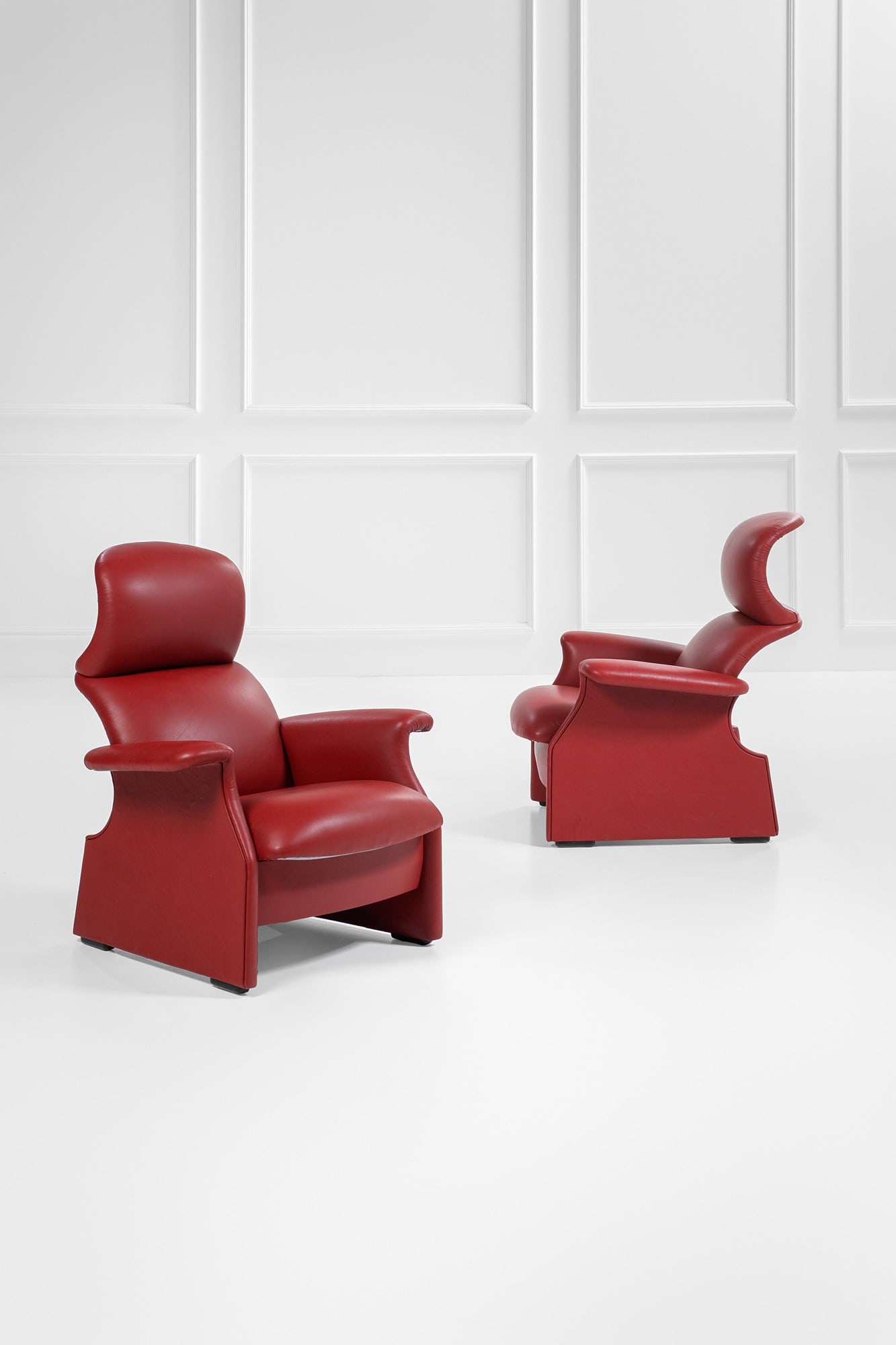 Studio Simon Gavina. Due poltrone mod. Viscontea: Due poltrone mod. Viscontea Struttura in legno, rivestimento in pelle. Questa poltrona rappresenta l'evoluzione del modello San Luca progettato da Achille e Pier Giacomo Castiglioni nel 1960 per Dino