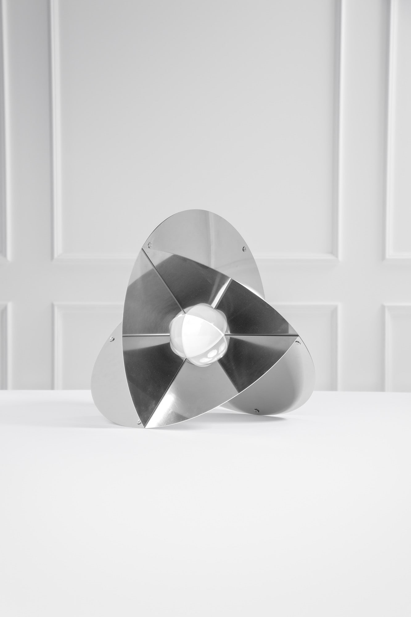 Rinaldo Cutini. Luna, scultura luminosa: Luna, scultura luminosa Elementi di acciaio lucido assemblati con speciali rivetti a doppia testa. Prod. New Lamp, 1970 ca. Modello realizzato in circa 150 esemplari. cm 50x50 Literature: F. Ferrari,