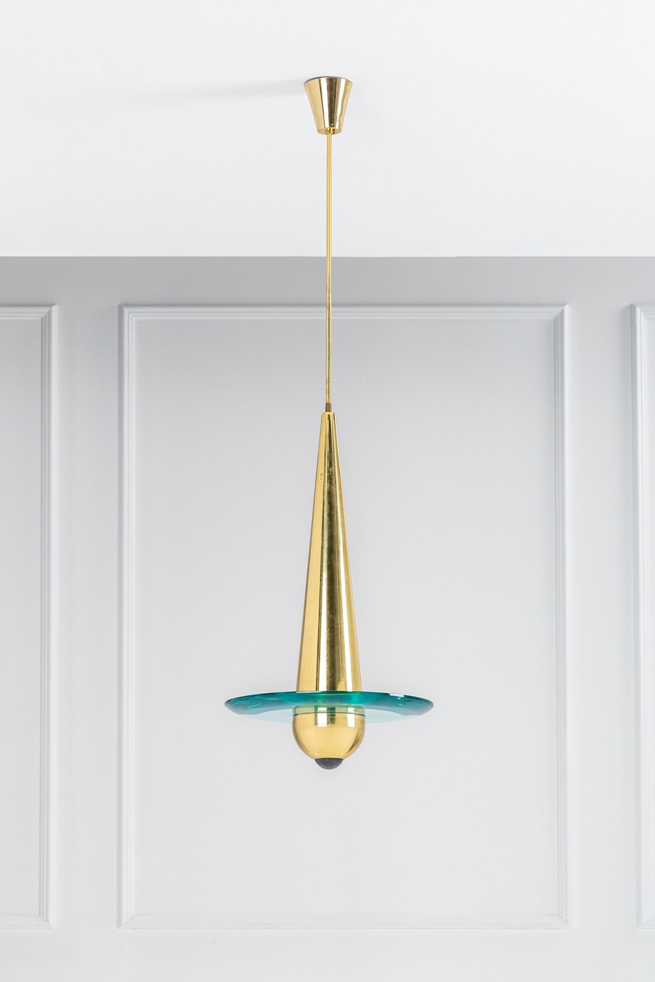 Fedele Papagni. Lampada a sospensione: Lampada a sospensione Ottone lucido, cristallo lavorato a lente. 2000 ca. h cm 134, diam. cm 40