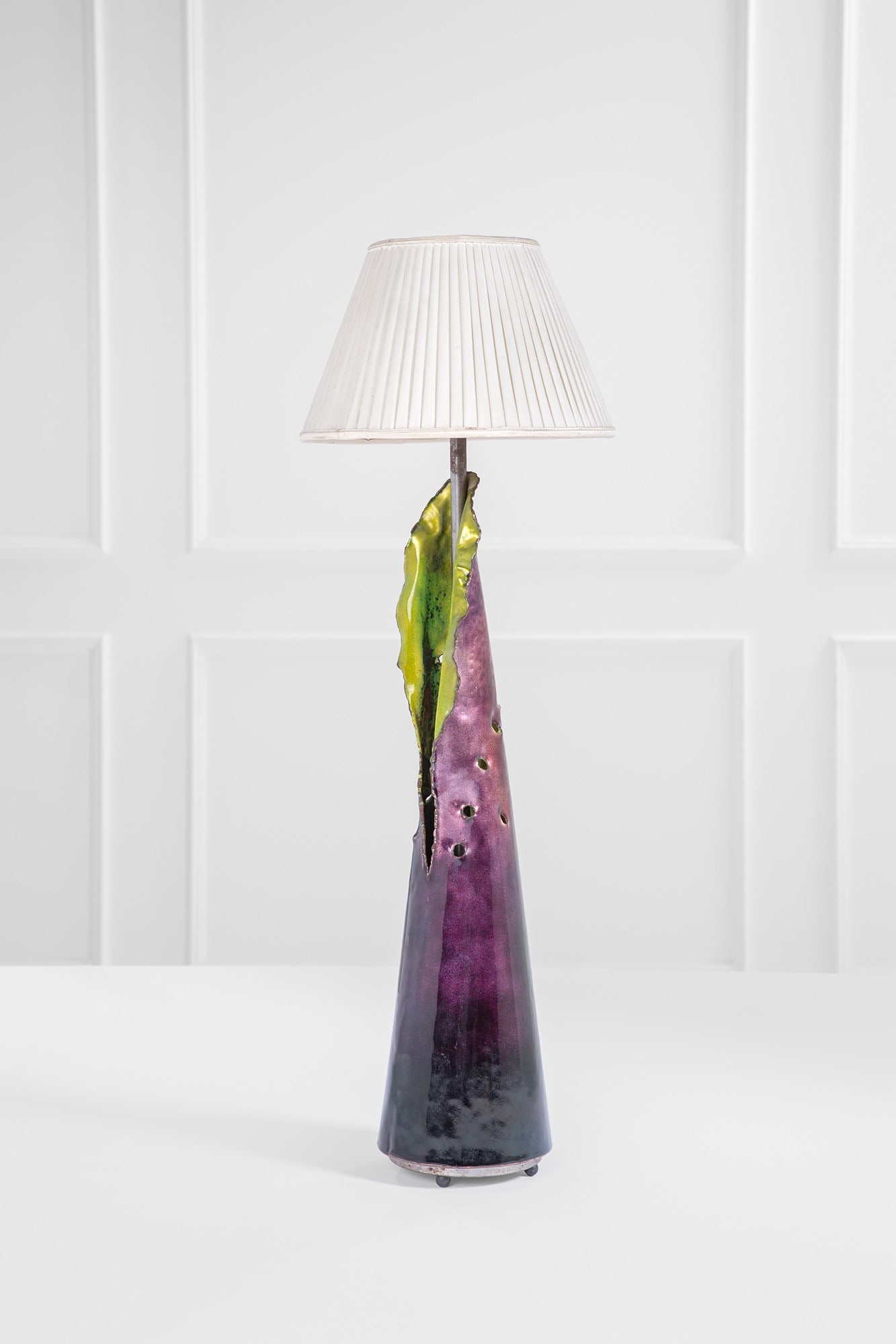 Toni Cordero. Lampada da tavolo: Lampada da tavolo Metallo verniciato, metallo smaltato a fuoco, tessuto. Prod. Studio Del Campo, 1980 Realizzata per una committenza privata di Torino. cm 92x15x15