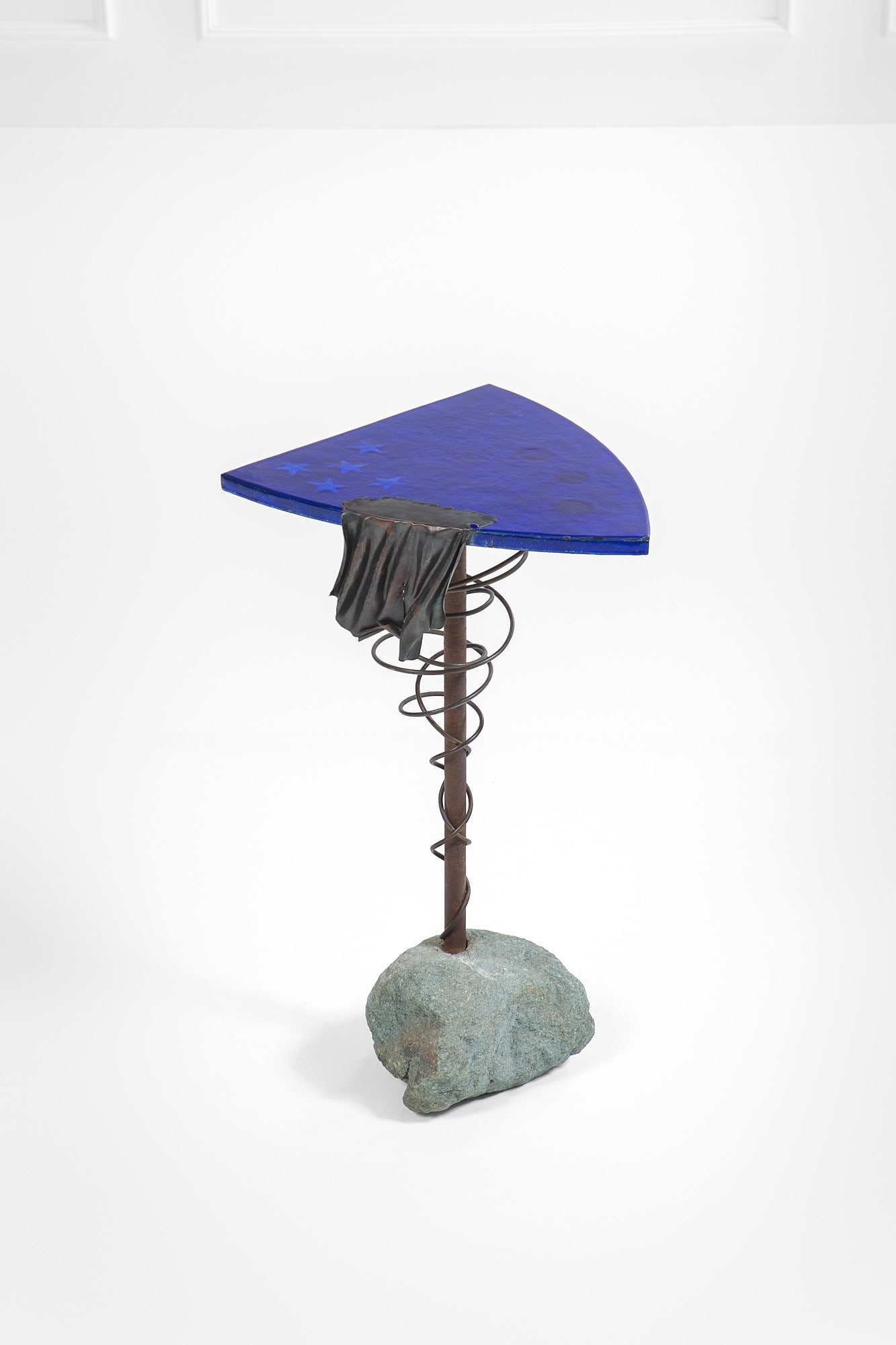 Toni Cordero. Guéridon: Guéridon Ferro patinato, smalto, pietra. Esecuzione Atelier Del Campo, 1990 Sigla del designer, firma dell'atelier, data. cm 85x50x46