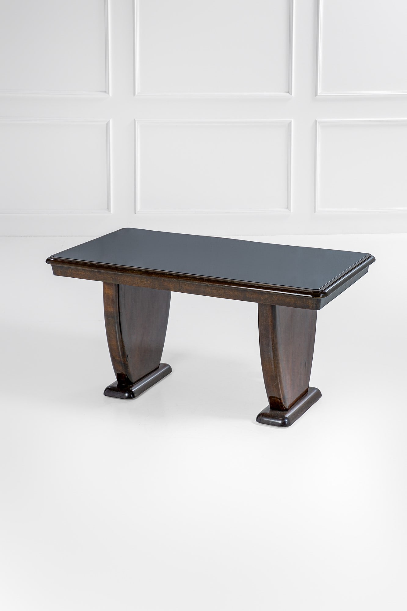 Vittorio Valabrega. Tavolo scrivania: Tavolo scrivania Legno sagomato tinto, vetro colorato. Prod. Valabrega, 1940 ca. cm 79x160x86