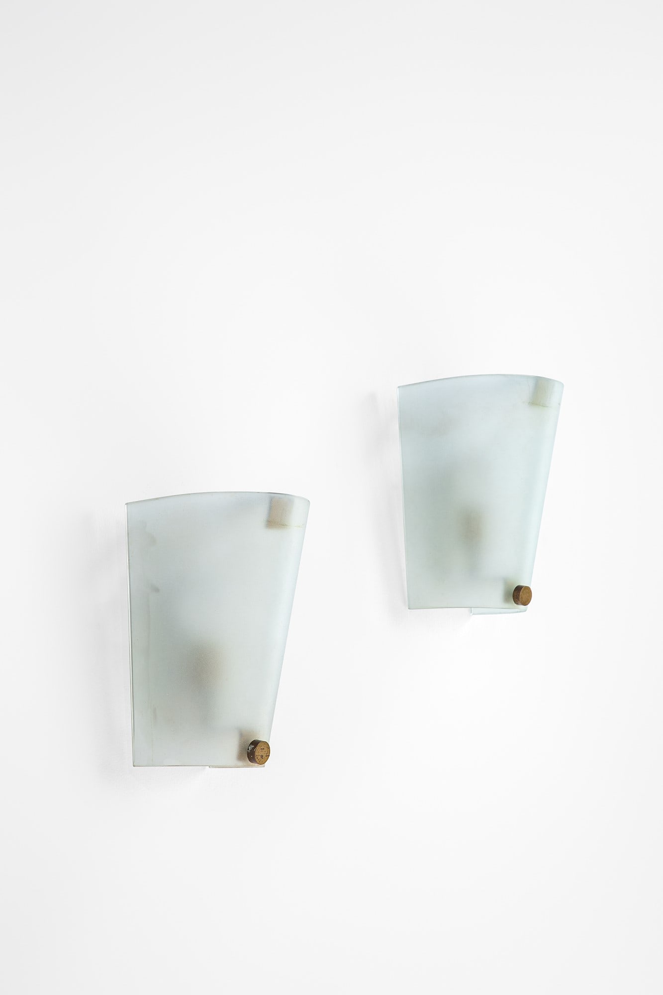 Fontana Arte. Due lampade da parete: Due lampade da parete Vetro curvato satinato. Prod. Fontana Arte, 1960 ca. cm 19x12x12