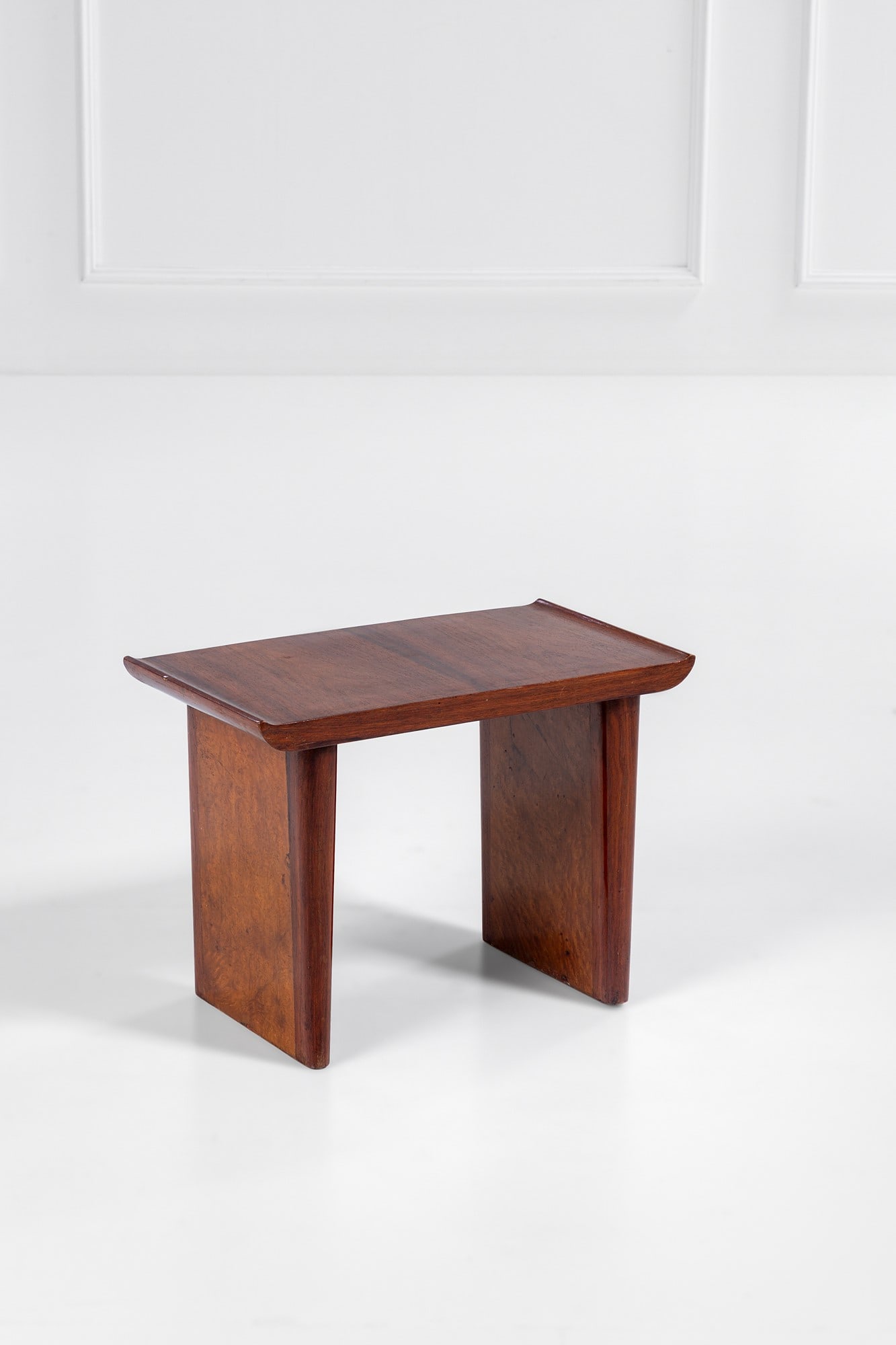 Gio Ponti, Emilio Lancia (attr.). Sgabello: Sgabello Legno sagomato e impiallacciato. 1940 ca. cm 42x59x34