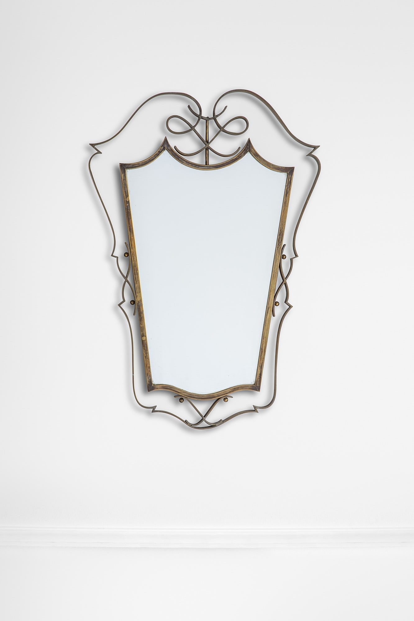 Gio Ponti, Emilio Lancia (attr.). Piccola specchiera: Piccola specchiera Ottone sagomato, vetro specchiato. 1950 ca. cm 54x38x2