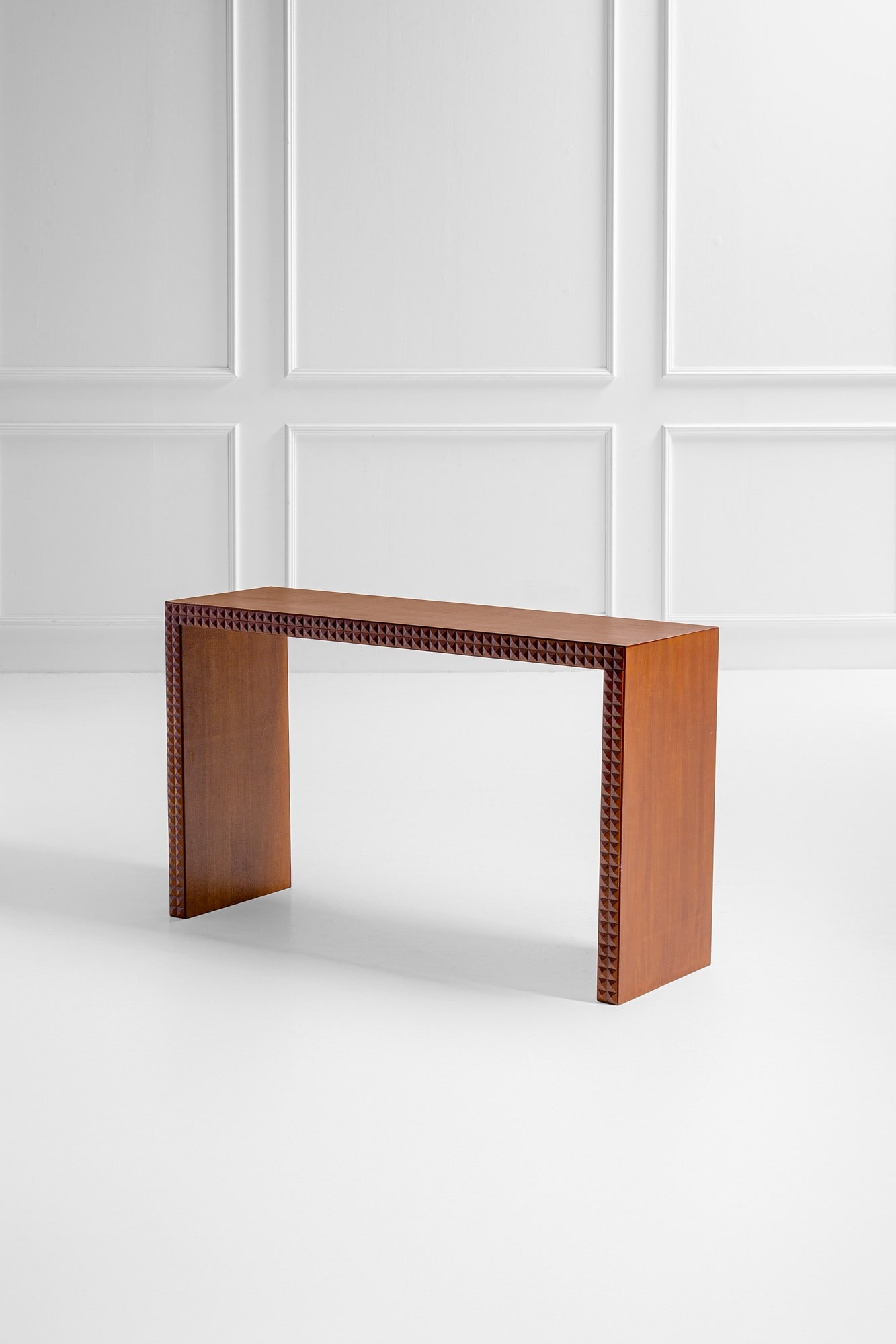 Paolo Buffa (attr.). Console: Console Lagno impiallacciato, elementi decorativi a punta di diamante. 1950 ca. cm 81x139x41
