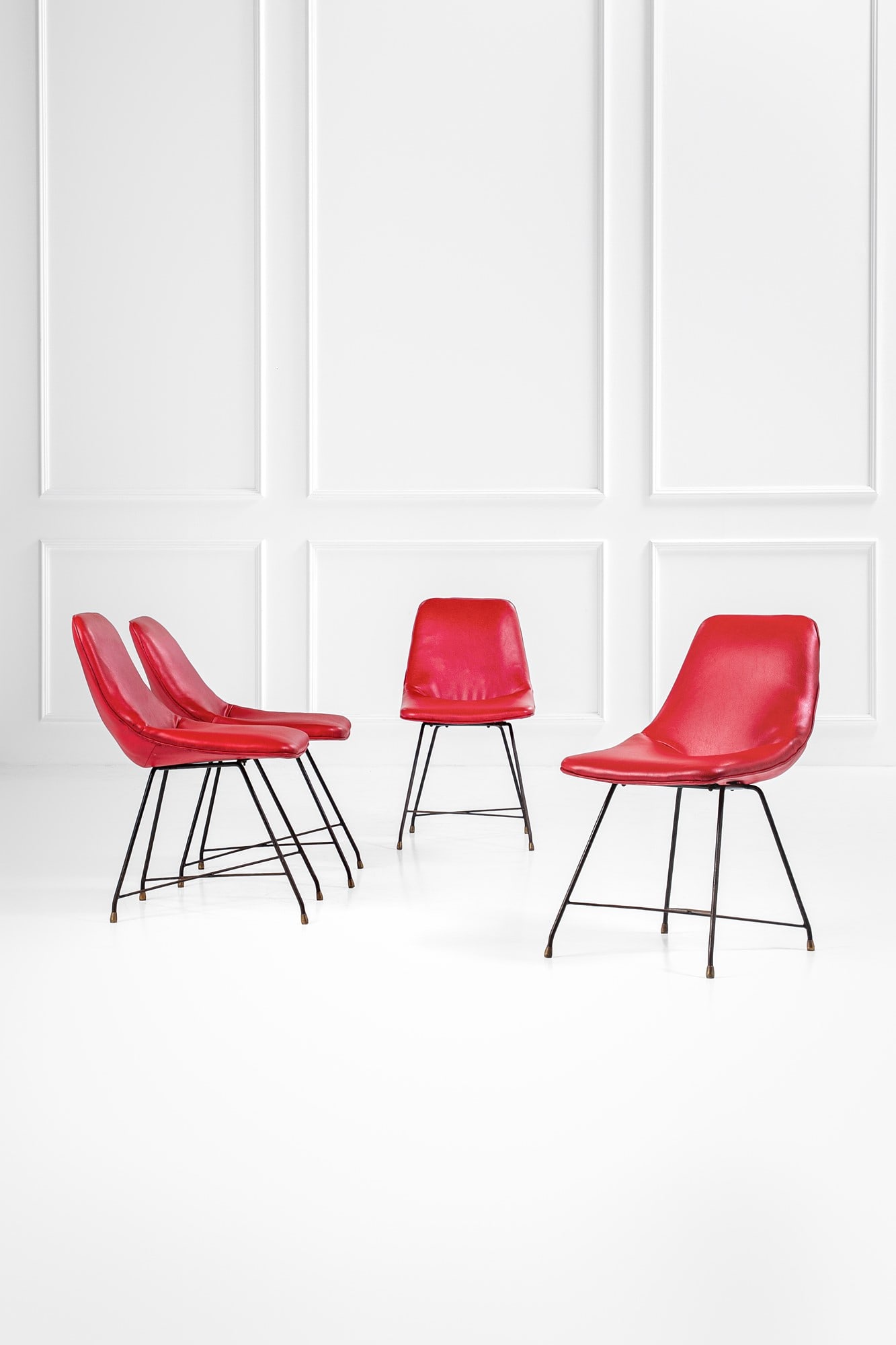 Augusto Bozzi. Quattro sedie mod. Aster: Quattro sedie mod. Aster Metallo verniciato, similpelle, ottone. Prod. Saporiti, 1950 ca. cm 79x45x54 LITERATURE: Domus, n. 324, novembre 1956, Rassegna Domus.