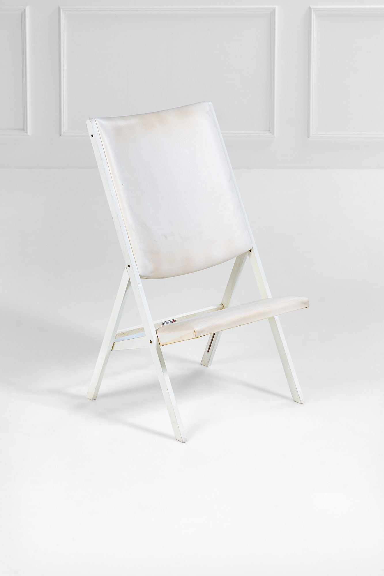 Gio Ponti. Seduta mod. Gabriela della serie Apta: Seduta mod. Gabriela della serie Apta Legno verniciato, similpelle. Prod. Walter Ponti, 1970 ca. Etichetta del produttore con firma del designer. cm 108x60x60 LITERATURE: Domus n. 490, settembre 1970,