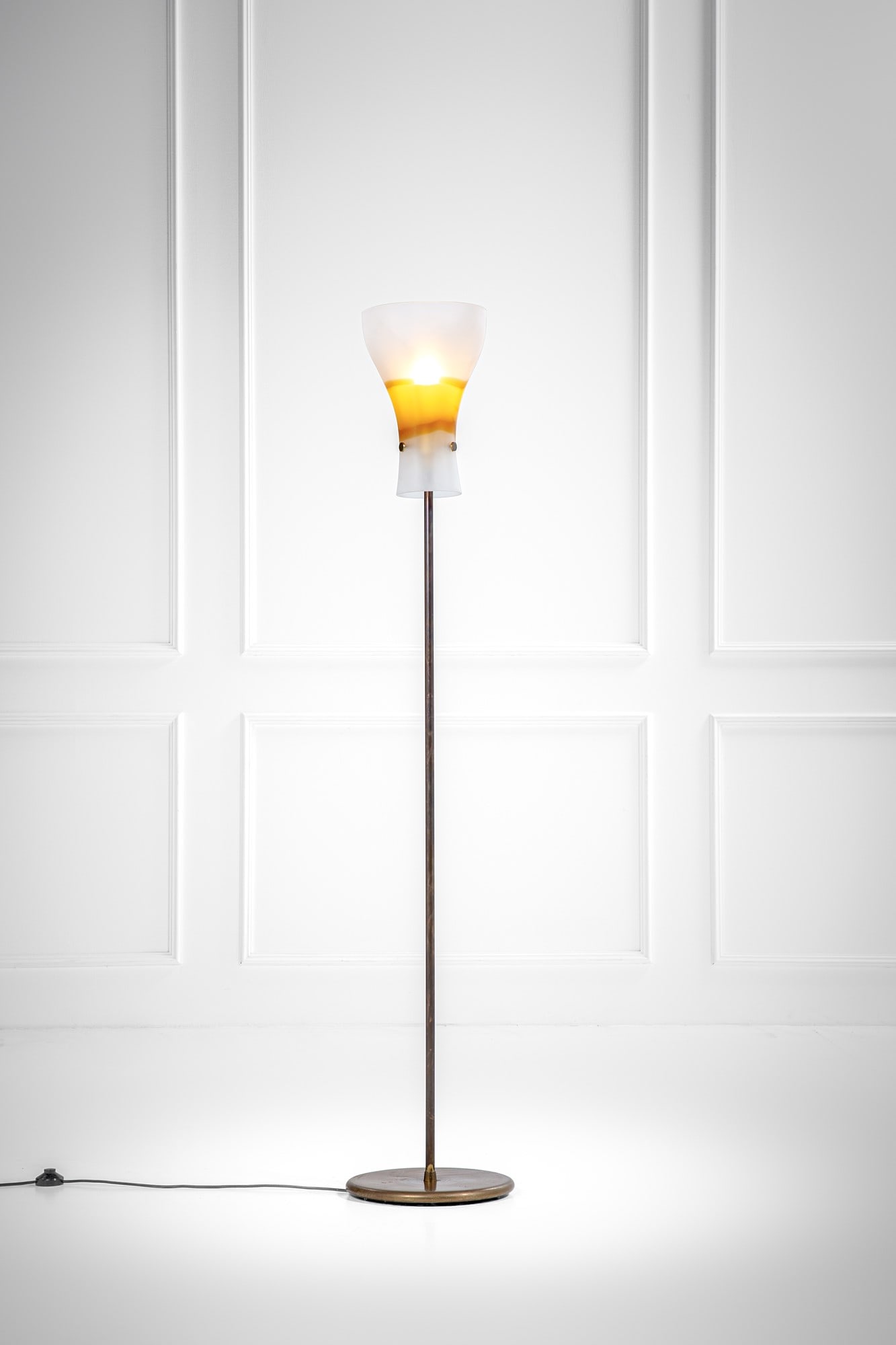 Tobia Scarpa. Lampada da terra della serie 802: Lampada da terra della serie 802 Vetro satinato con fascia ad incalmo in vetro a pennellate, ottone. Prod. Venini, 1965 ca. h cm 175, diam. cm 23 LITERATURE: Franco Deboni, I vetri Venini. La storia,