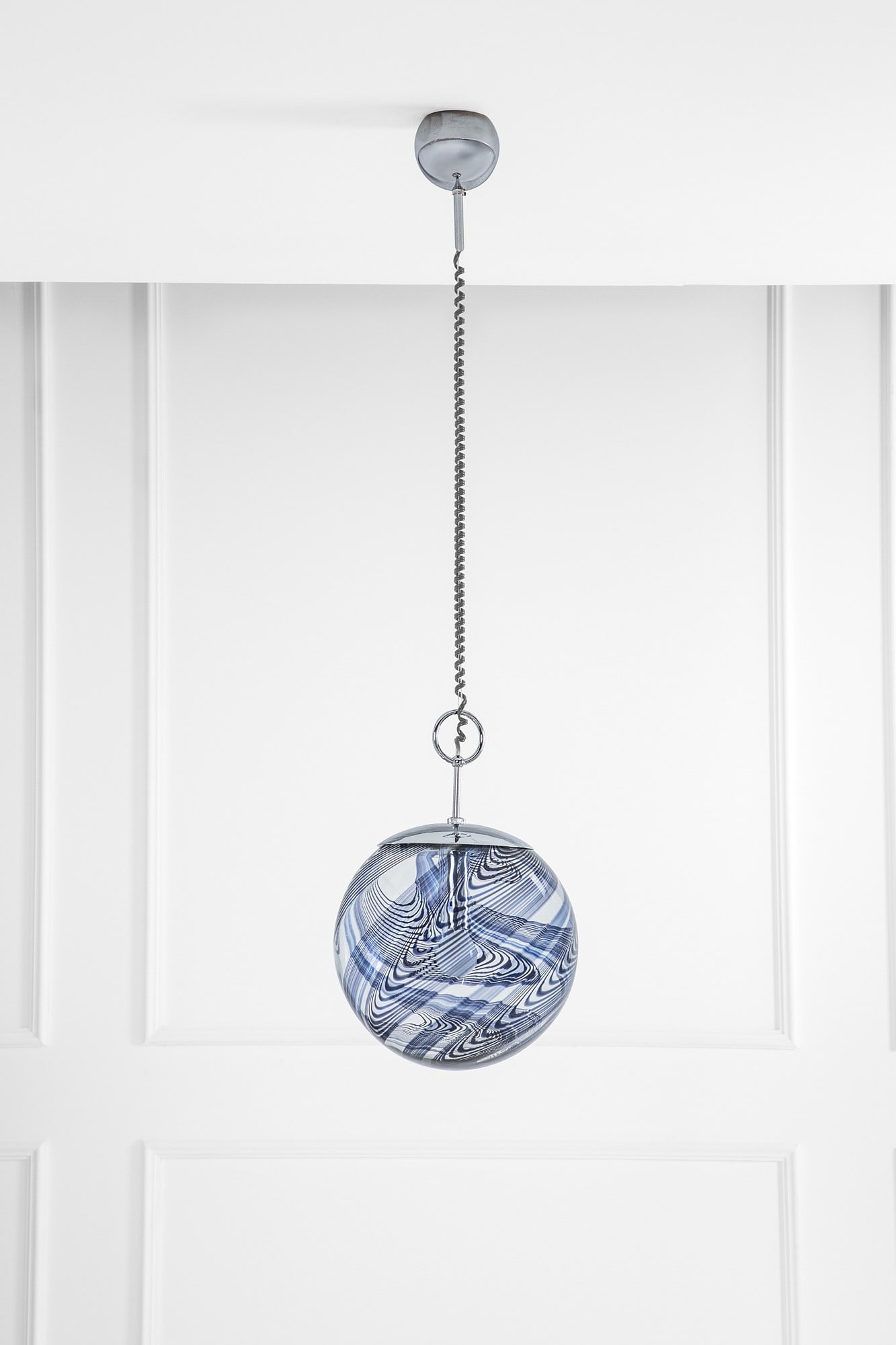 Lino Tagliapietra. Lampada a sospensione: Lampada a sospensione Vetro soffiato cristallo e canne blu, metallo cromato. Prod. La Murrina, 1960 ca. h cm 132, diam. cm 34