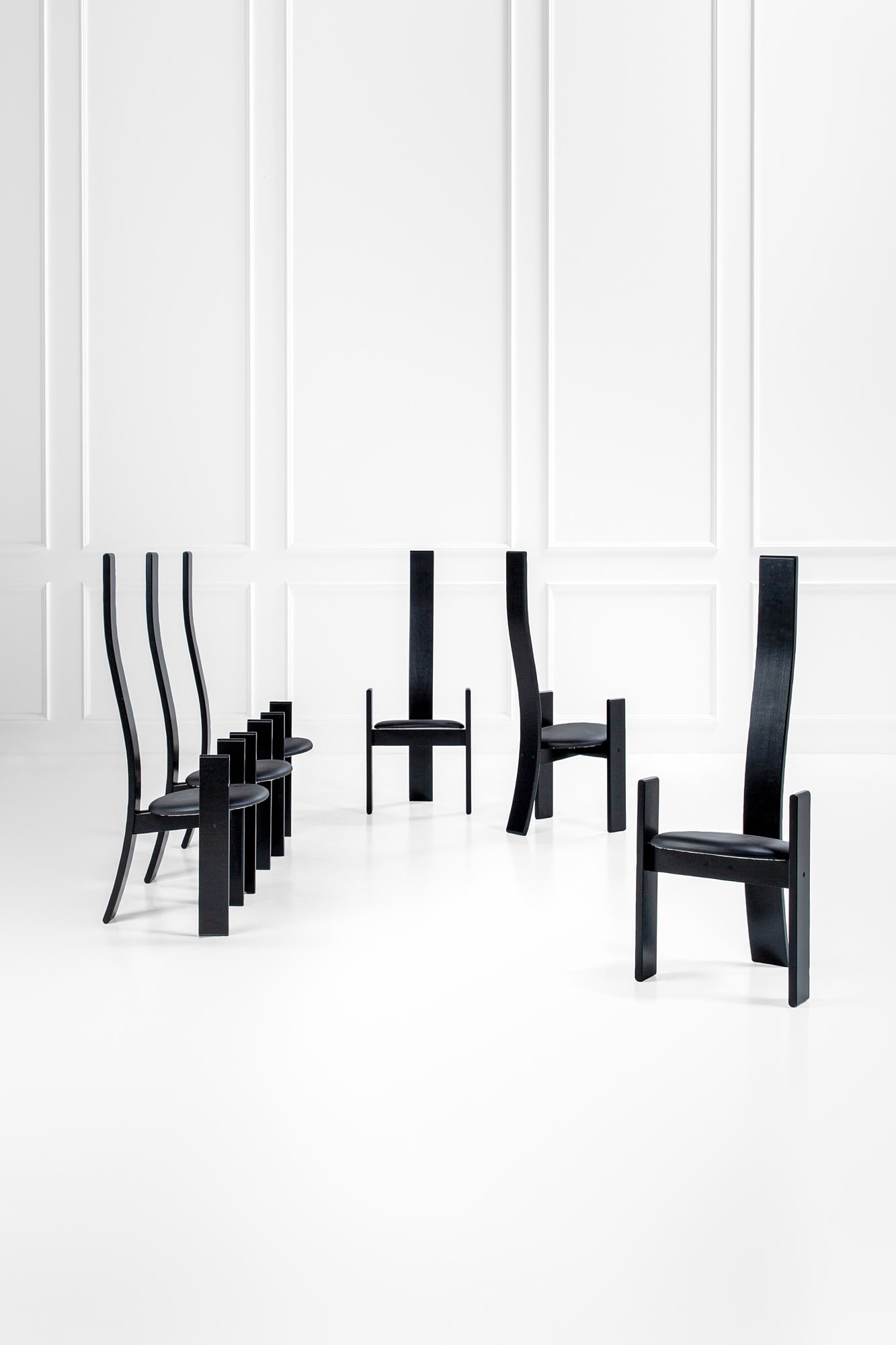 Vico Magistretti. Sei sedie scultura mod. Golem: Sei sedie scultura mod. Golem Legno curvato laccato, legno laccato, eco pelle. Prod. Poggi, 1969 ca. cm 128x50x56 LITERATURE: G. Gramigna, Repertorio del design italiano 1950-2000. Per l'arredamento d