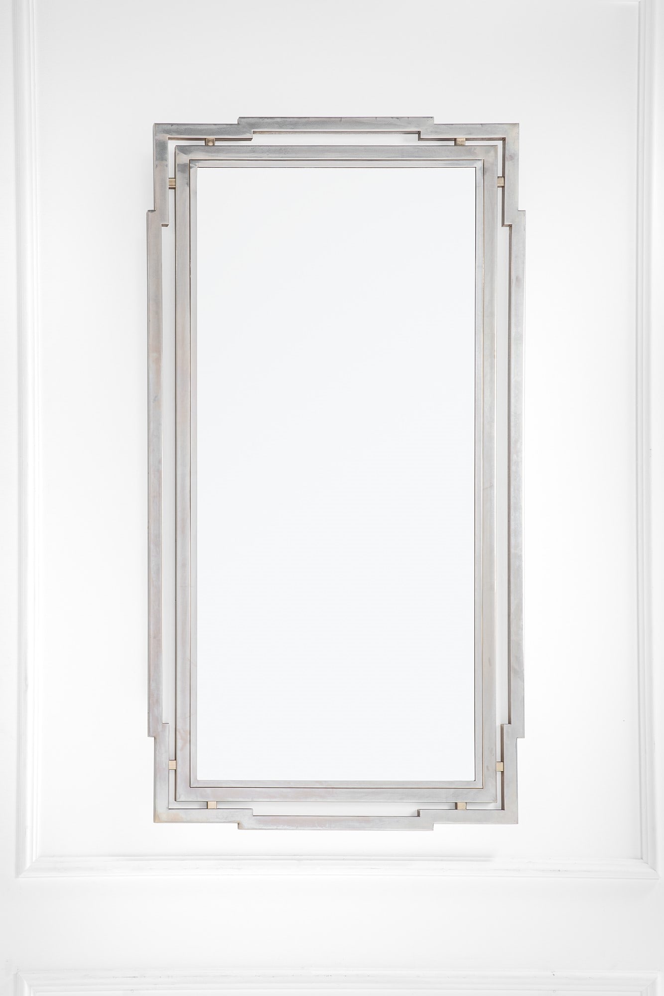 Romeo Rega, nel gusto di. Grande specchiera: Grande specchiera Metallo cromato, ottone dorato, vetro specchiato. 1970 ca. cm 150x80x3