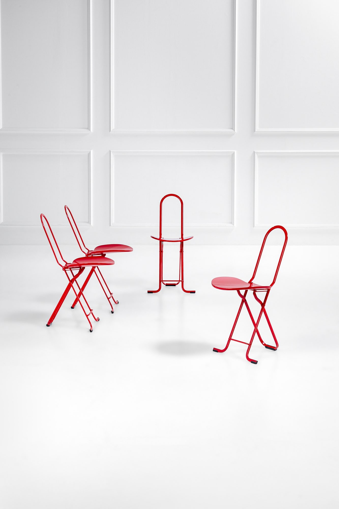 Gastone Rinaldi. Quattro sgabelli pieghevoli mod. Dafne: Quattro sgabelli pieghevoli mod. Dafne. Metallo verniciato, compensato curvato verniciato. Produzione Thema, 1979 ca. cm 80x36x50 LITERATURE: G. Gramigna, Repertorio del design italiano 1950-2000. Per