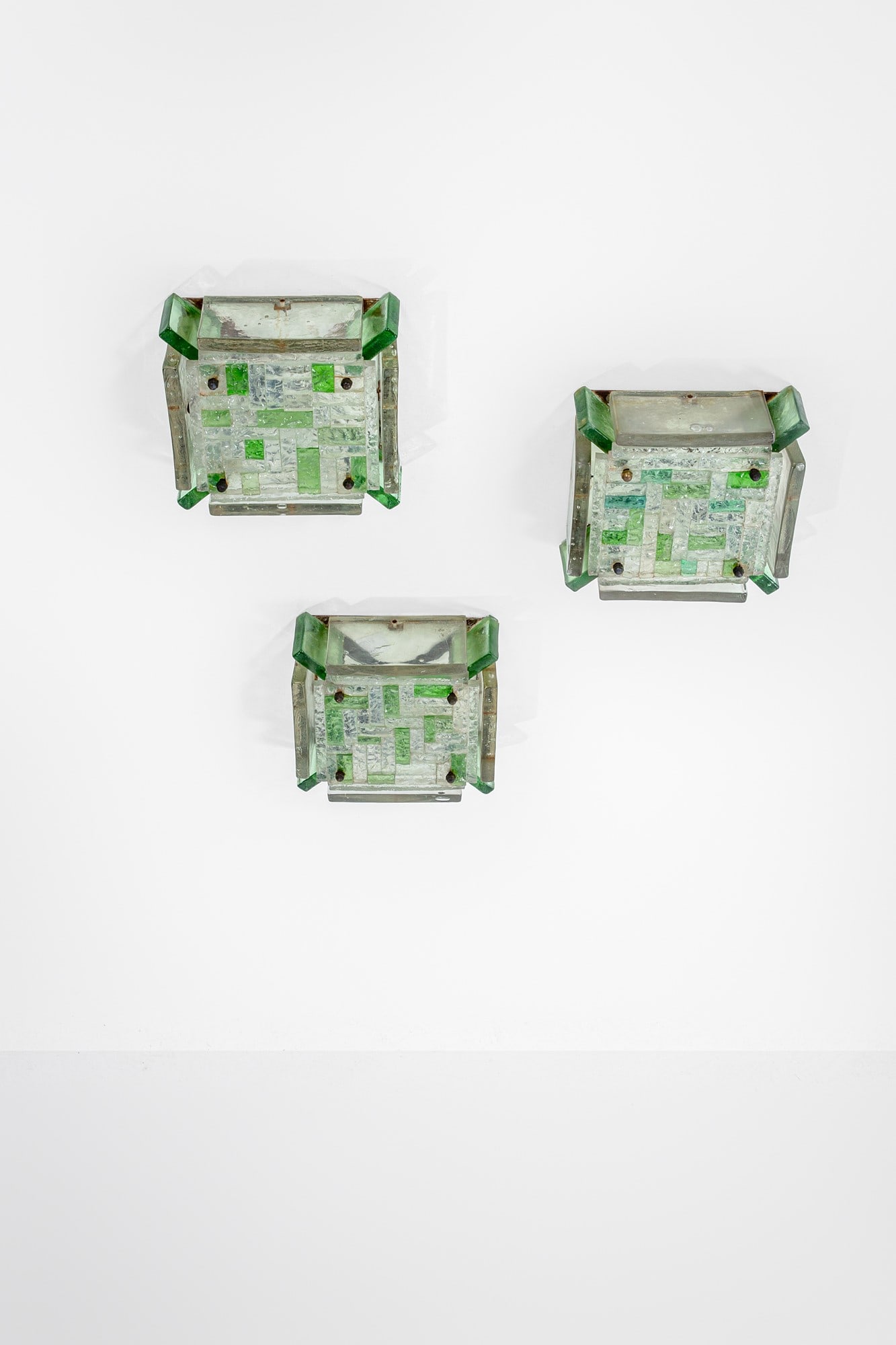 Poliarte. Tre lampade a plafone: Tre lampade a plafone Elementi in vetro di forte spessore lavorati a spacco, metallo. Prod. Poliarte, 1970 ca. cm 29x29x12