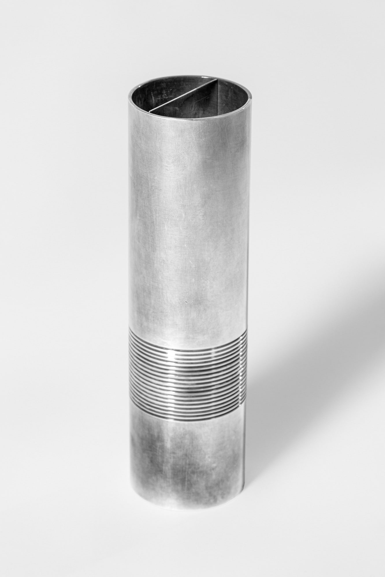 Lino Sabattini. Cilindro con Pistone: Cilindro con Pistone Vaso scultura Metallo argentato inciso. Prod. Sabattini, 1970 ca. Edizione limitata di 150 esemplari, numero 107/150. Marchio del produttore, numerazione. h cm 21, diam. cm 6