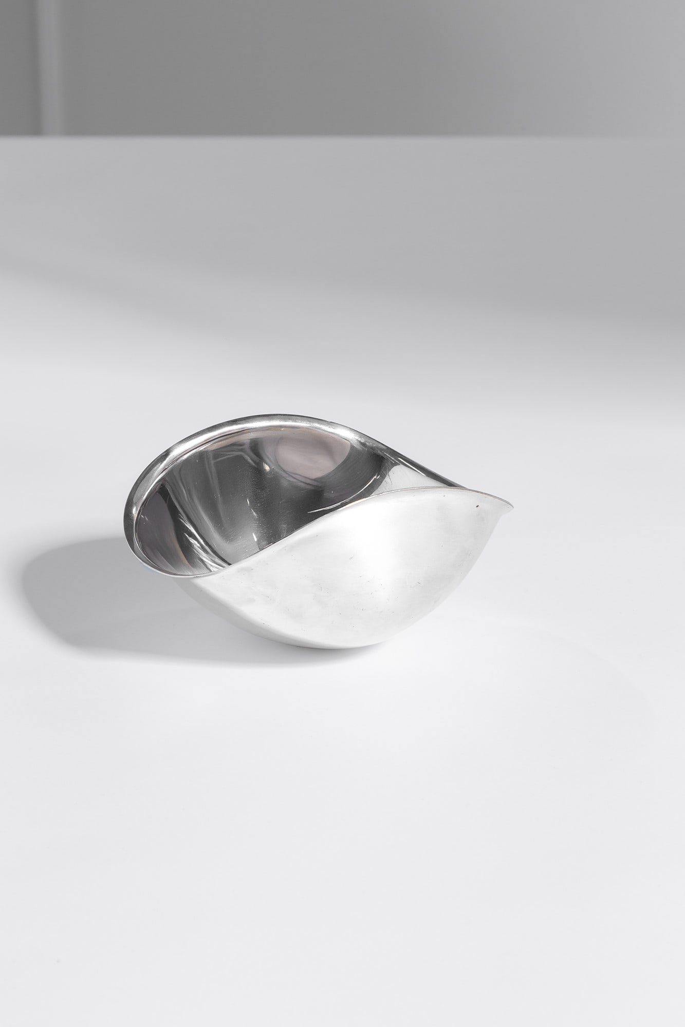 Lino Sabattini. Ciotola: Ciotola Metallo argentato. Prod. Sabattini, 1970 ca. Marchio del produttore. cm 10x20x16