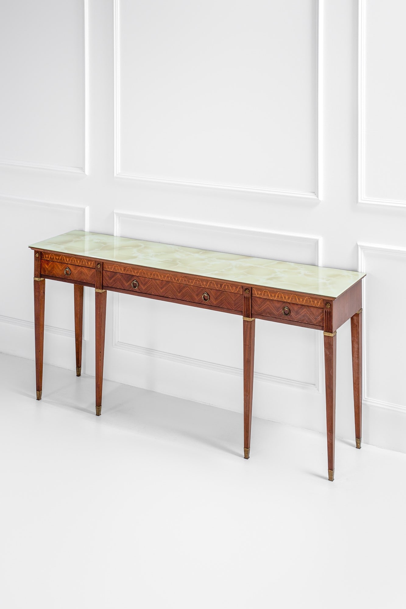 Paolo Buffa, nel gusto di. Grande console con cassetti: Grande console con cassetti Legno impiallacciato, legno massello, intarsi in legno chiaro, ottone, vetro decorato a imitazione del marmo. 1950 ca. cm 91x195x46
