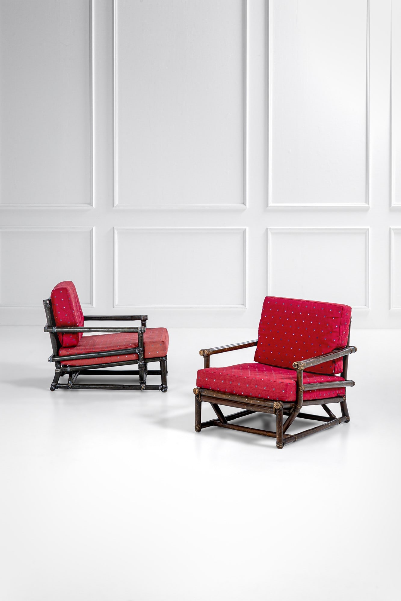 McGuire. Due poltrone da giardino: Due poltrone da giardino Bamboo, midollino, tessuto. Prod. McGuire, 1960 ca. Etichetta del produttore. cm 75x68x85