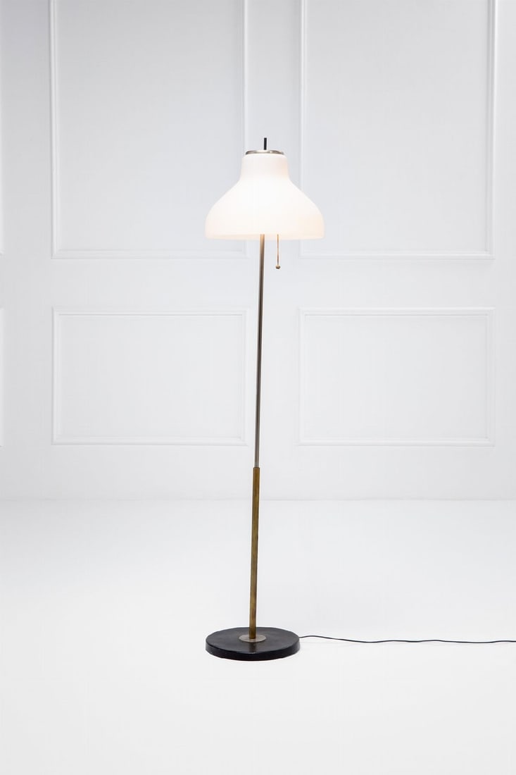 Oscar Torlasco. Lampada da terra: Lampada da terra Ottone, metallo verniciato, vetro lattimo satinato. Prod. Lumi, 1950 ca. Etichetta del produttore. Conferma di autenticità dell'archivio Lumi. h cm 150, diam. paralume cm 35