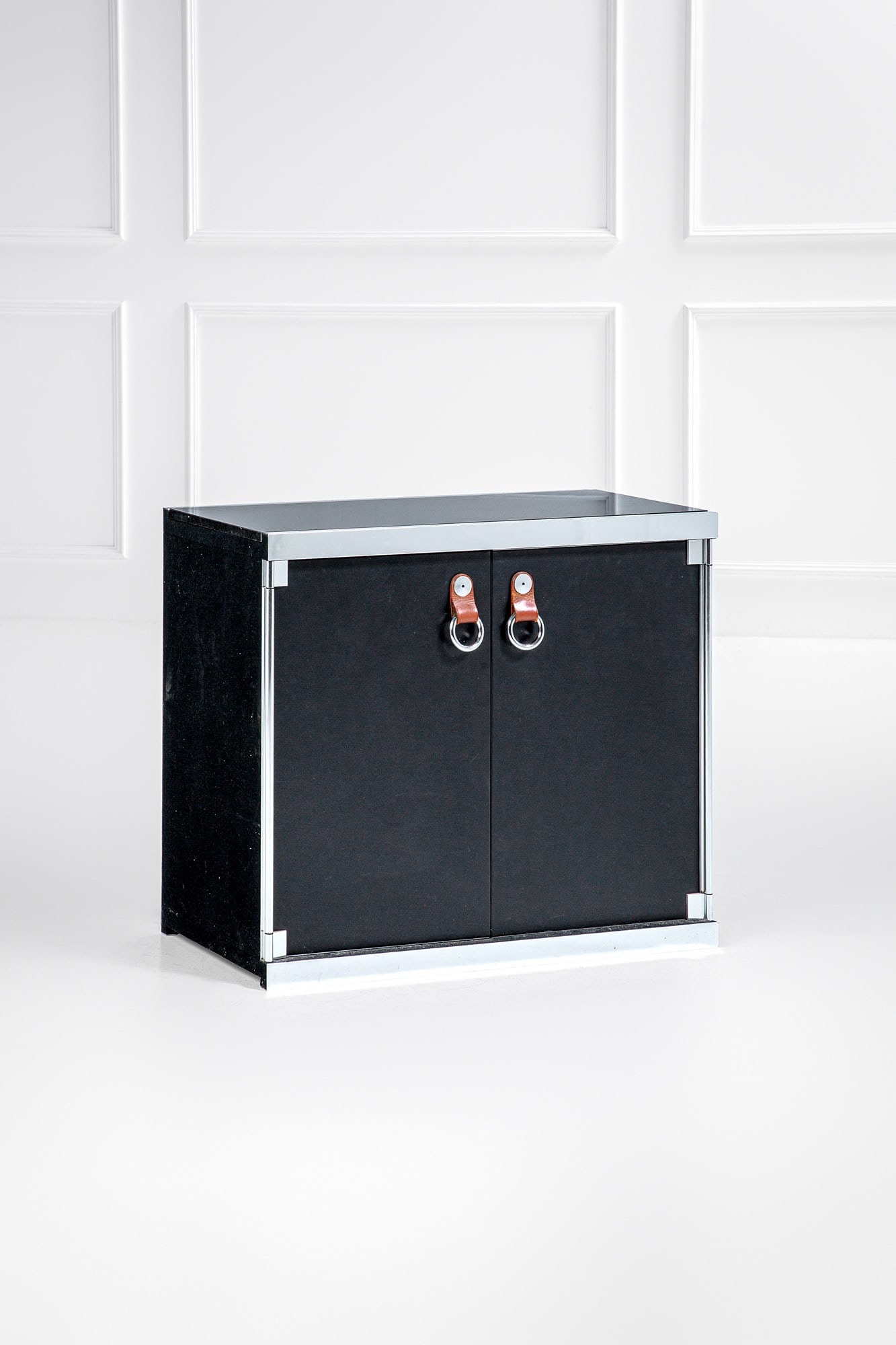 Guido Faleschini. Cabinet della serie Tucroma: Cabinet della serie Tucroma Legno laccato , metallo cromato, marmo, cuoio. Prod. F.lli Mariani, 1970 ca. cm 85x100x46 LITERATURE: Domus n. 514, settembre 1972, p. pubblicitaria.