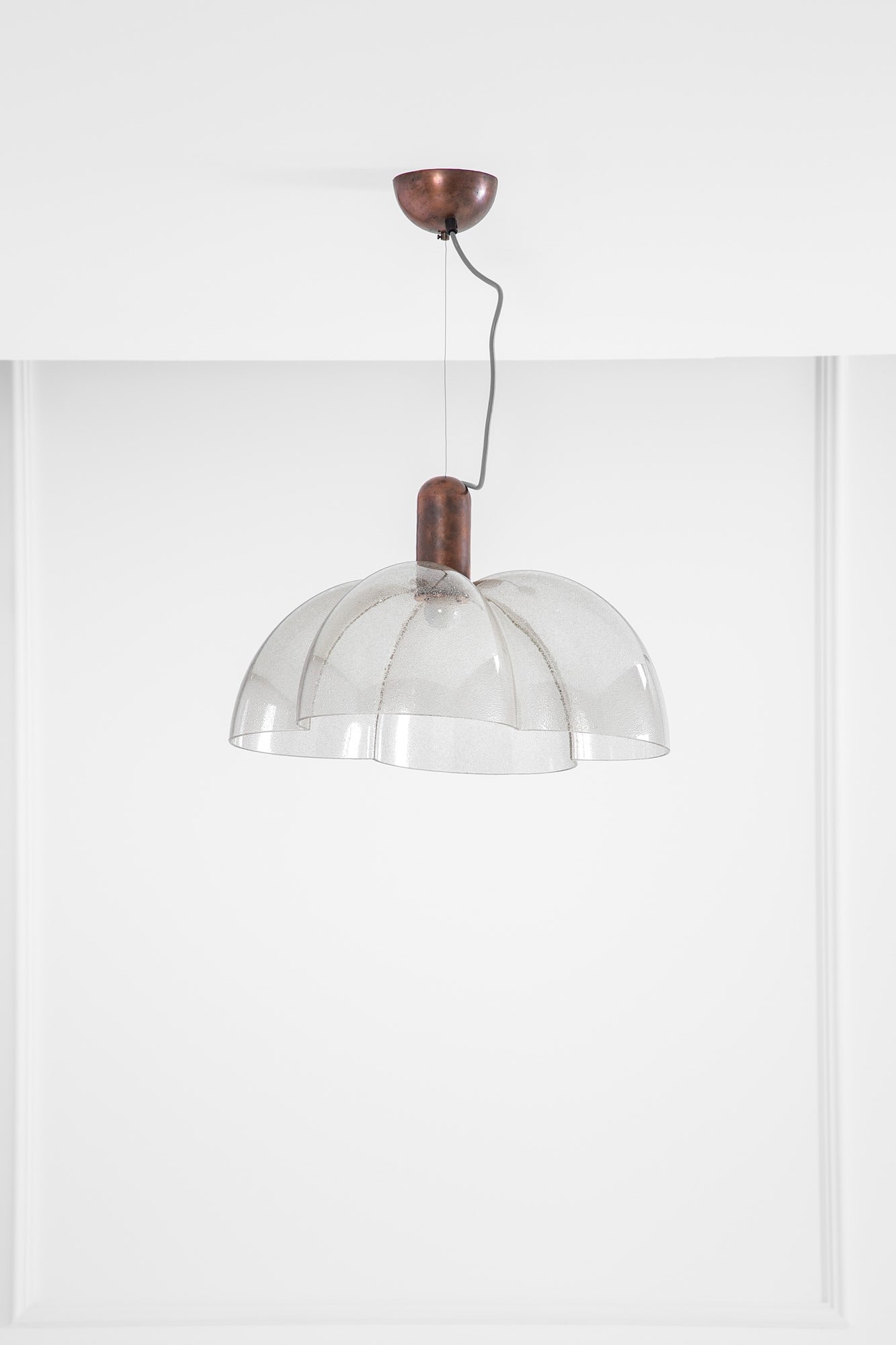 Carlo Nason. Lampadario mod. LS 111: Lampadario mod. LS 111 Vetro fumè a bollicine soffiato in stampo, ottone effetto rame. Prod. Mazzega, 1970 ca. h cm 67, diam. cm 52 LITERATURE: Catalogo Mazzega.