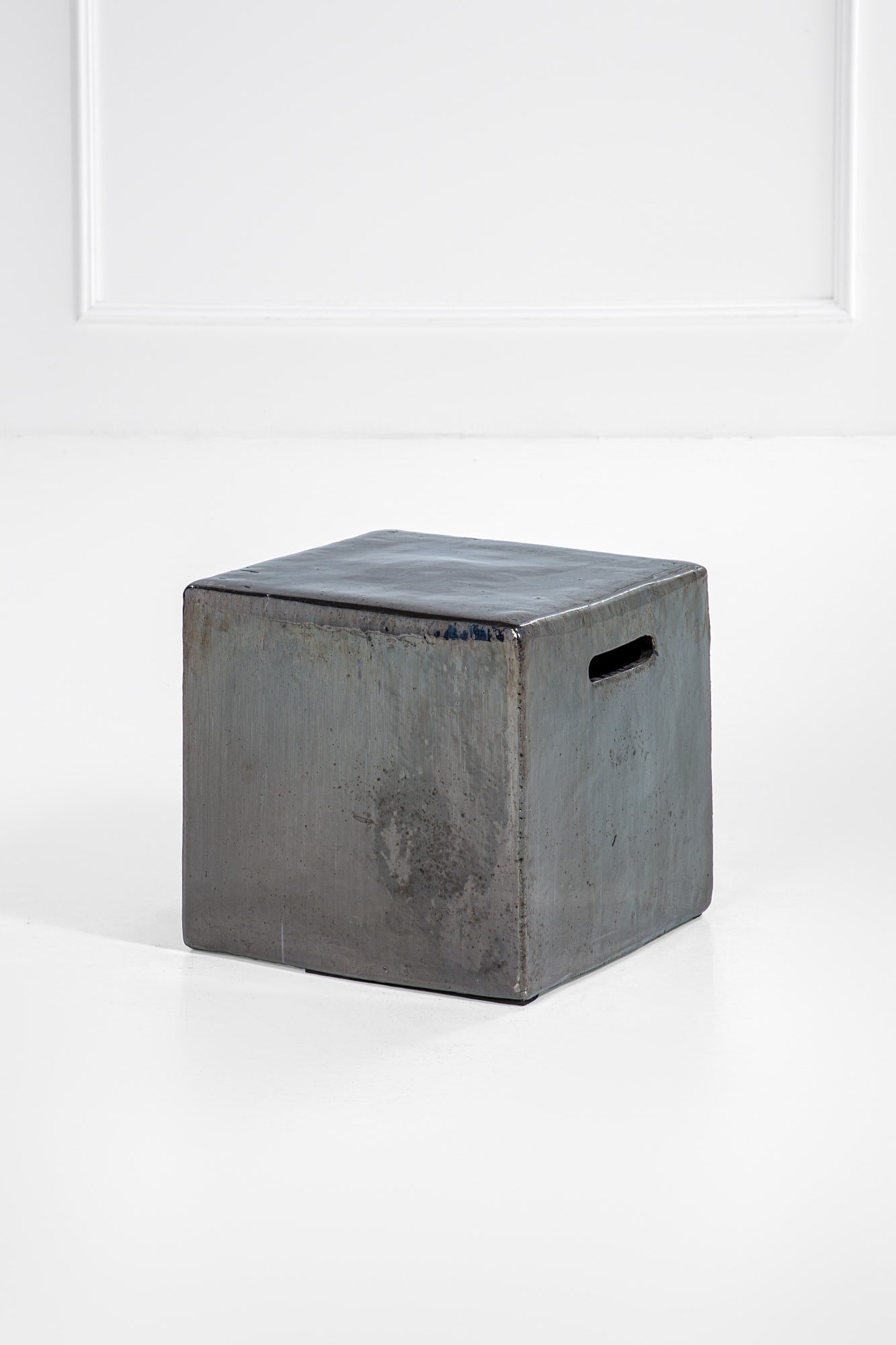 Paola Navone. Pouf della collezione Inout 41: Pouf della collezione Inout Ceramica silver. Prod. Gervasoni, 2019 Timbro del produttore con numero di serie e data. Scatola originale. cm 37x40x40