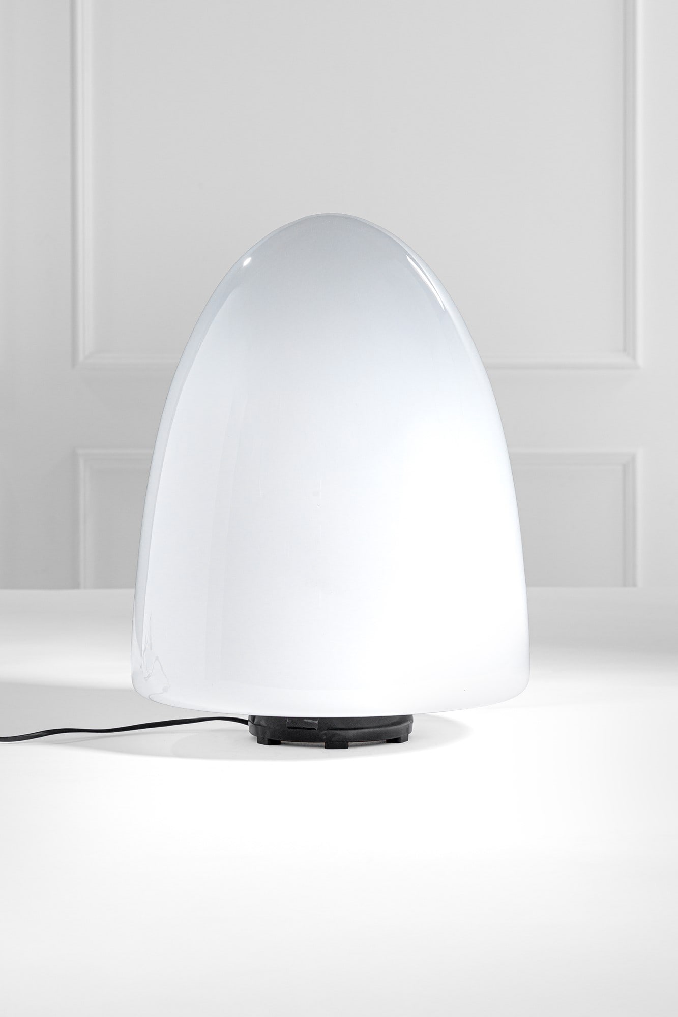 Giusto Toso. Lampada da plafone o da tavolo Ebe 34: Lampada da plafone o da tavolo Ebe 34 Metallo verniciato, gomma, vetro opalino. Prod. Leucos, 1970 ca. Etichetta del produttore. h cm 52, diam. cm 35