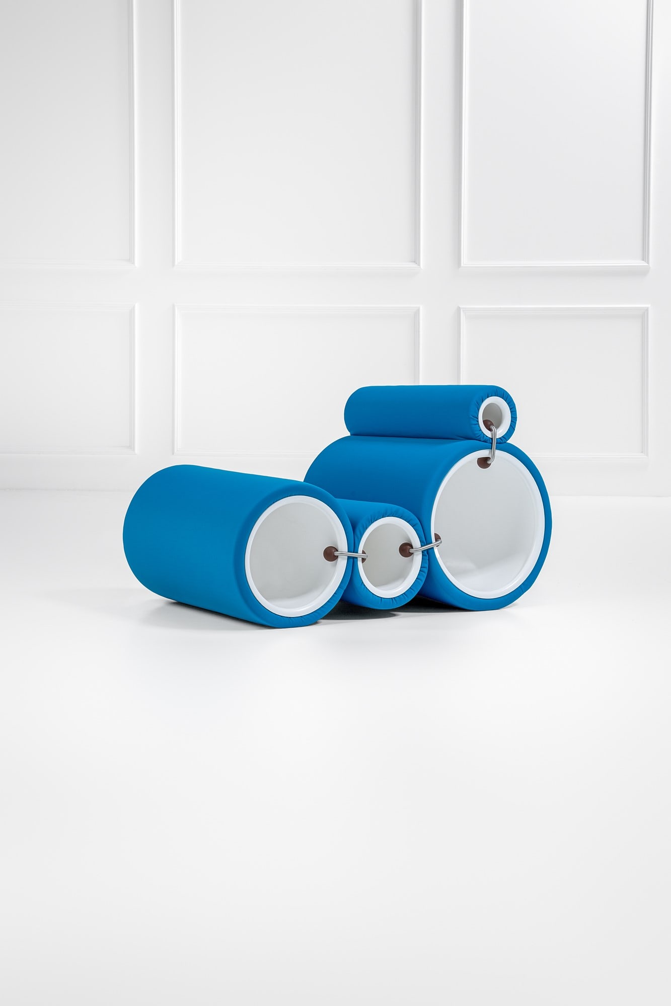 Joe Colombo. Tube Chair: Tube Chair Resina plastica, schiuma rivestita in materiale bielastico, metallo cromato. Disegno del 1969. Prod. Cappellini, 2000 ca. Etichetta del produttore. Confezione originale. cm 87x60x82, smonta