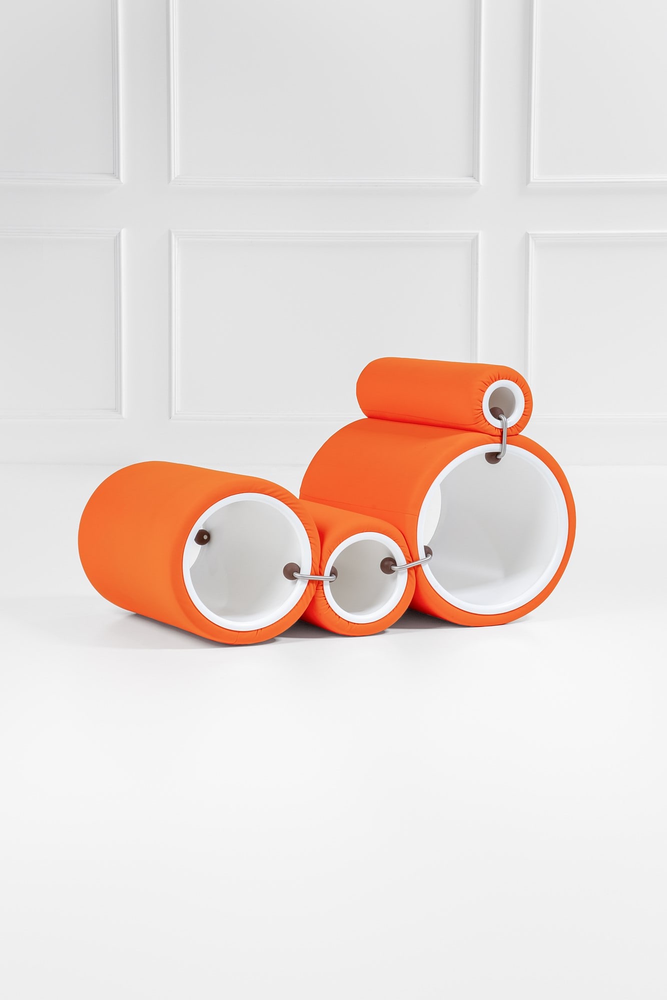 Joe Colombo. Tube Chair: Tube Chair Resina plastica, schiuma rivestita in materiale bielastico, metallo cromato. Disegno del 1969. Prod. Cappellini, 2000 ca. Etichetta del produttore. Confezione originale. cm 87x60x82, smonta