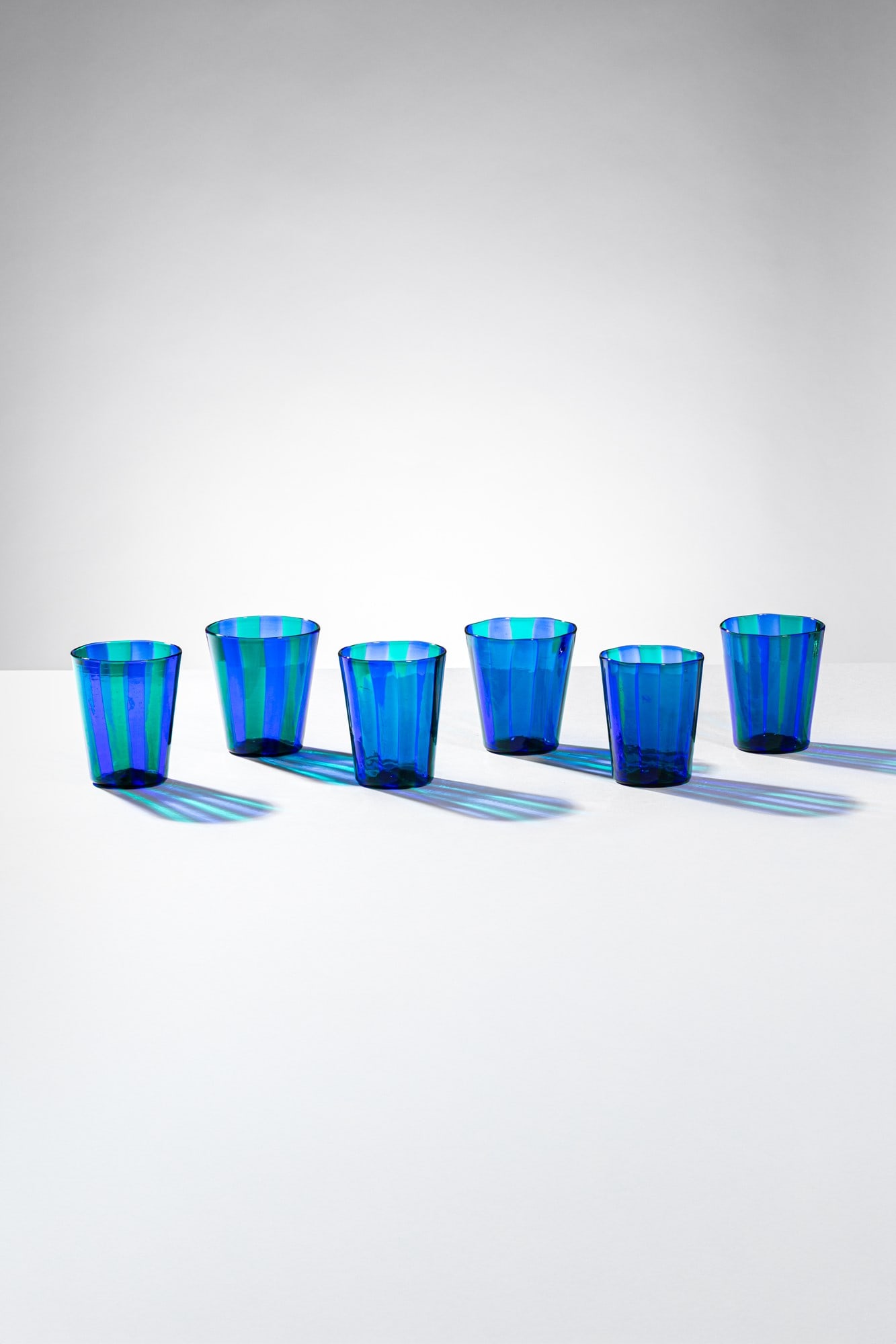 Gio Ponti. Sei bicchieri mod. 915: Sei bicchieri mod. 915 Vetro a canne verticali a sei colori. Venini, 1946-47 h cm 9, diam. cm 8 ca. Bibiliografia: Marino Barovier, Carla Sonego (a cura di), Paolo Venini e la sua fornace, Skira, 2016