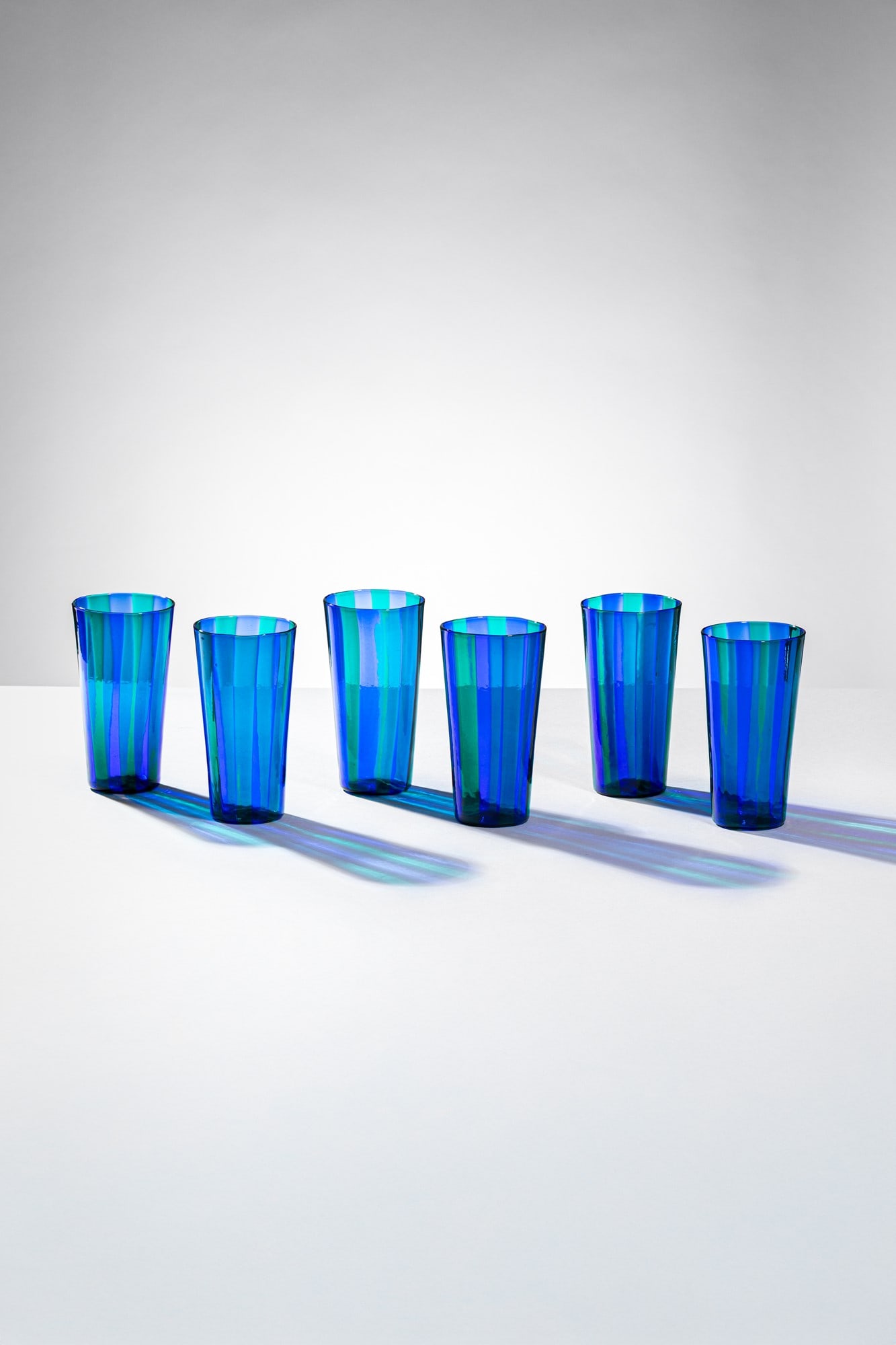 Gio Ponti. Sei bicchieri mod. 915: Sei bicchieri mod. 915 Vetro a canne verticali a sei colori. Venini, 1946-47 h cm 15, diam. cm 8 Bibiliografia: Marino Barovier, Carla Sonego (a cura di), Paolo Venini e la sua fornace, Skira, 2016, p