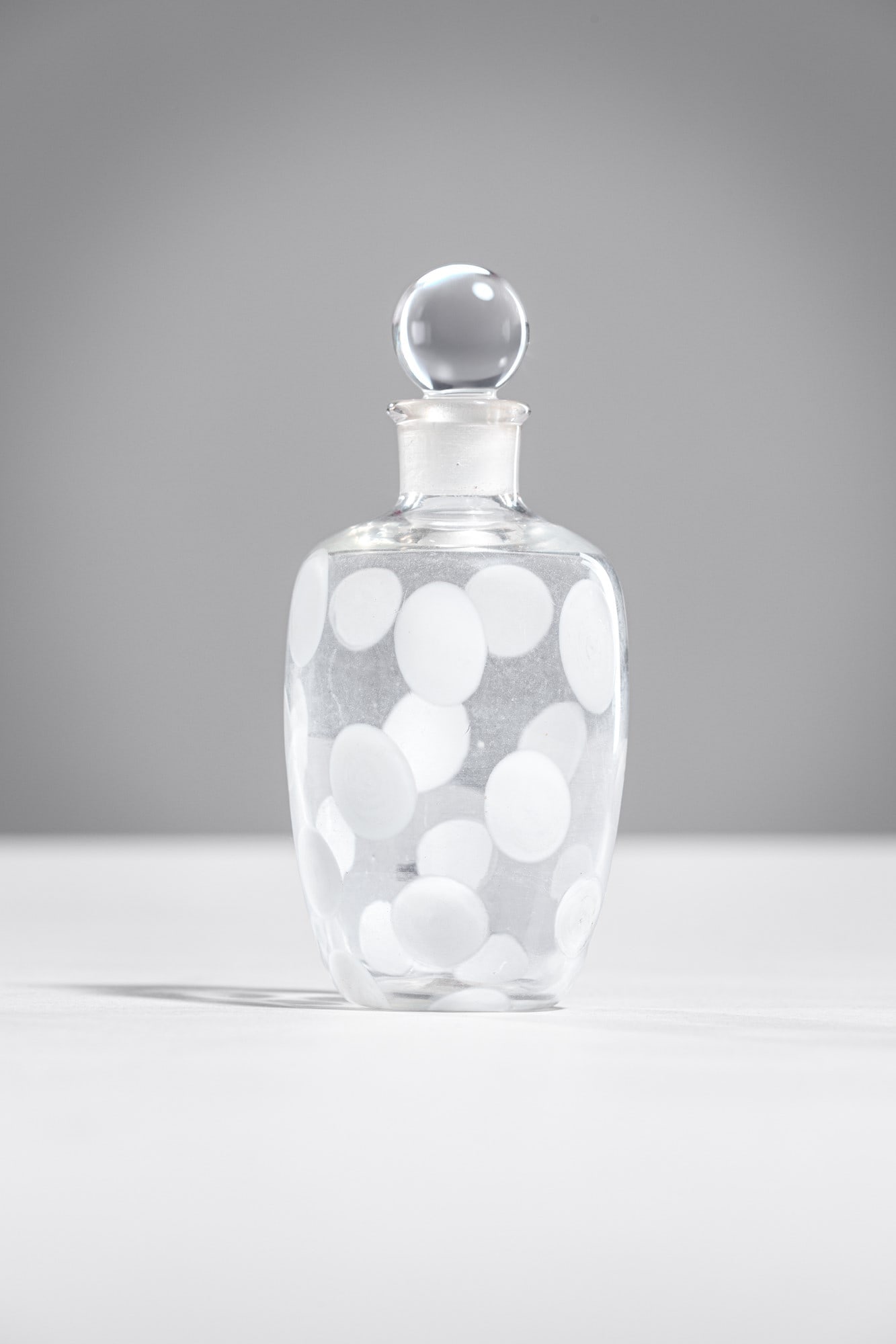 Carlo Scarpa. Flacone della serie a puntini e a strisce (1 of 2)