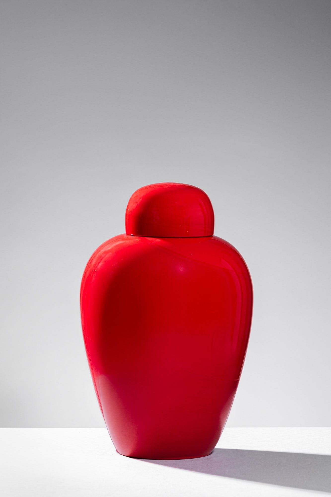 Tobia Scarpa. Vaso con coperchio mod. 8556: Vaso con coperchio mod. 8556 Vetro soffiato rosso opaco con forme ispirate all'arte orientale. Disegno Tobia Scarpa, anni '60 ca. Venini, 1960 ca. Firma incisa a punta Venini Italia. h cm 31, largh. c