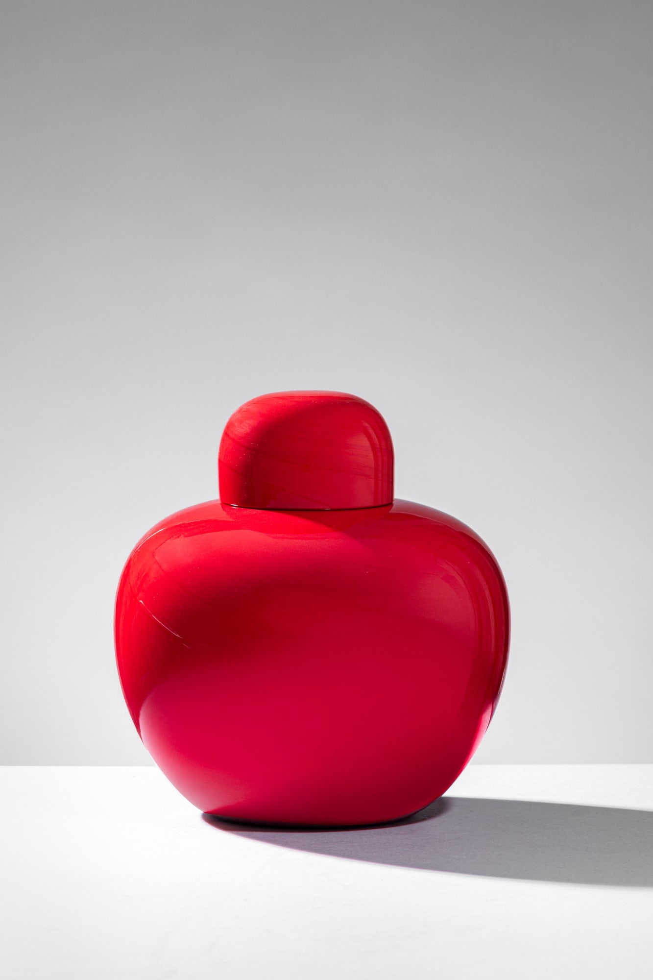 Tobia Scarpa. Vaso con coperchio mod. 8555: Vaso con coperchio mod. 8555 Vetro soffiato rosso opaco con forme ispirate all'arte orientale. Disegno Tobia Scarpa, anni '60 ca. Venini, 1960 ca. Firma incisa a punta Venini Italia. h cm 22, largh. c