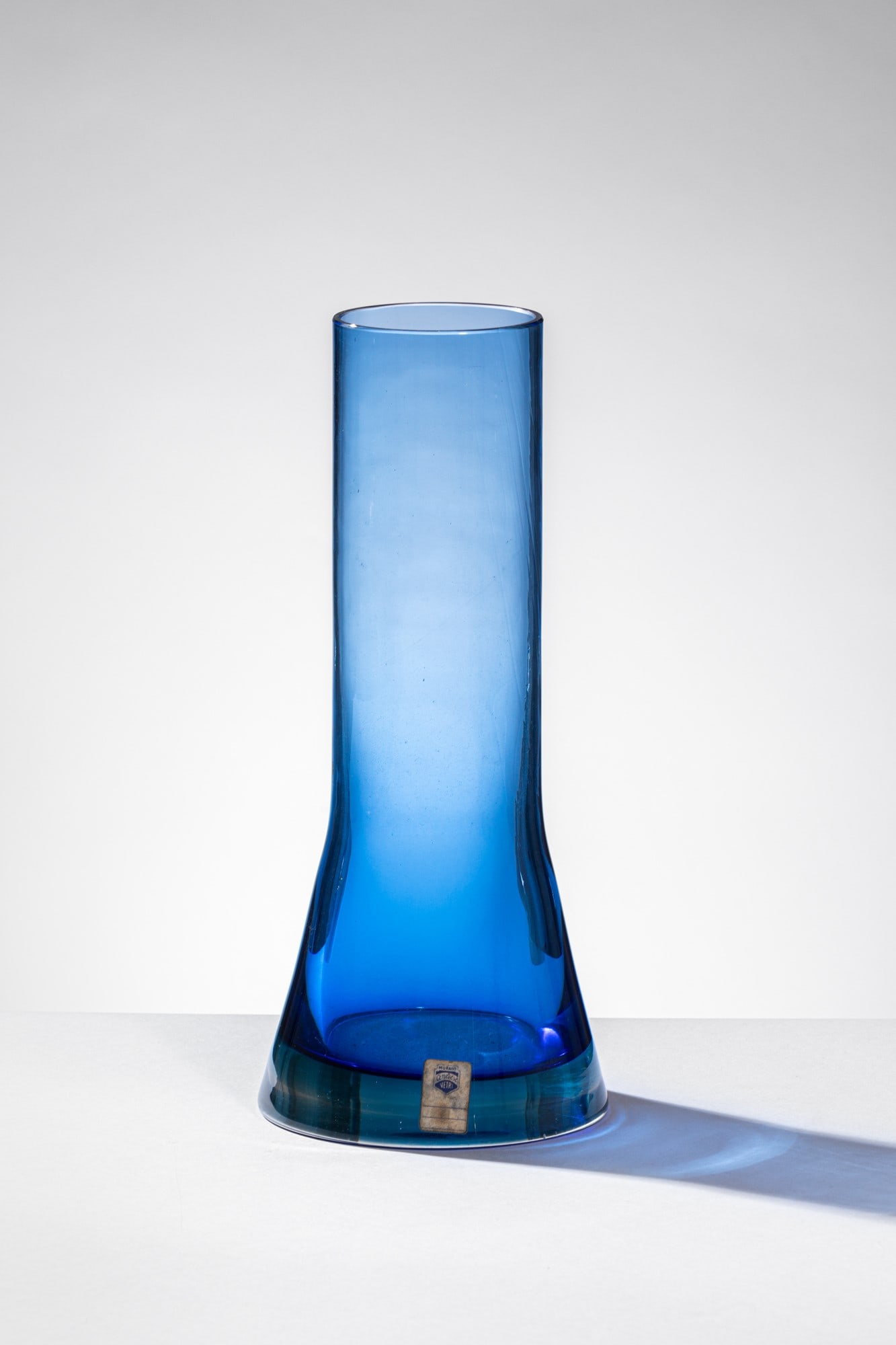 Antonio Da Ros. Vaso: Vaso Vetro soffiato sommerso blu. Cenedese, 1960 ca. Etichetta Murano Cenedese Vetri. h cm 32, diam. cm 14