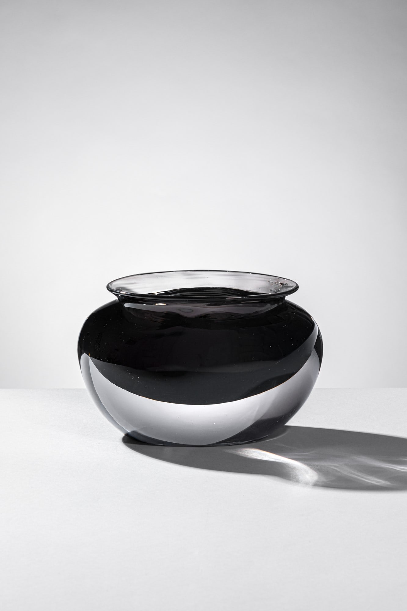 Antonio Da Ros. Vaso: Vaso Vetro soffiato sommerso cristallo e grigio. Cenedese, 1960 ca. cm 37x25x10