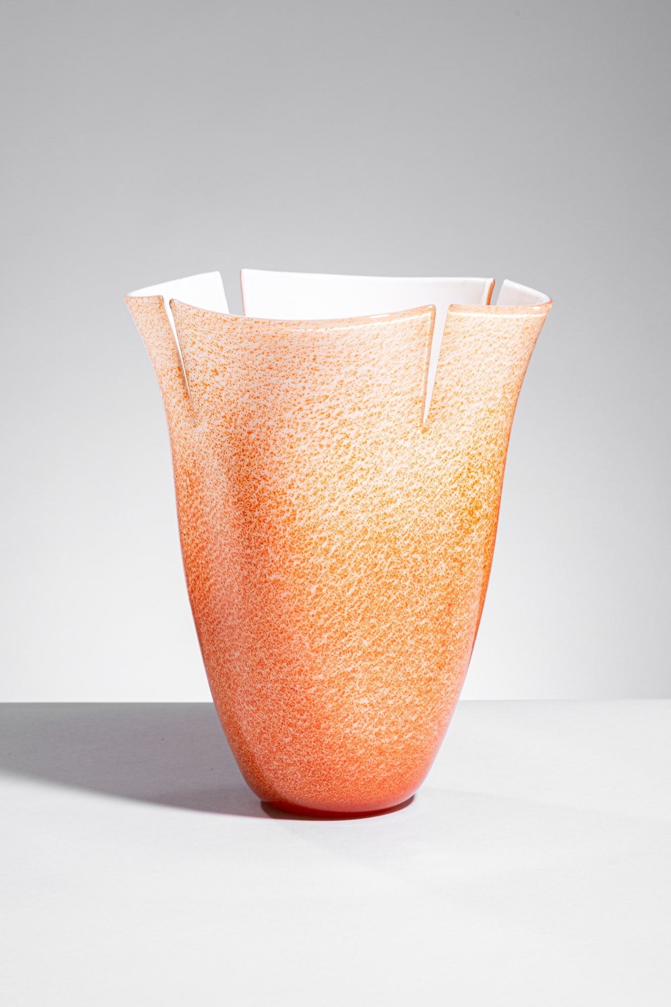 Toni Zuccheri. Vaso della serie Marmissimi: Vaso della serie Marmissimi Vetro soffiato con ossidi, quattro spacchi sul bordo. Barovier & Toso, 1984 Firma incisa a punta Barovier e Toso Murano '84. h cm 33, largh. cm 27 Bibiliografia: Sandro Pez