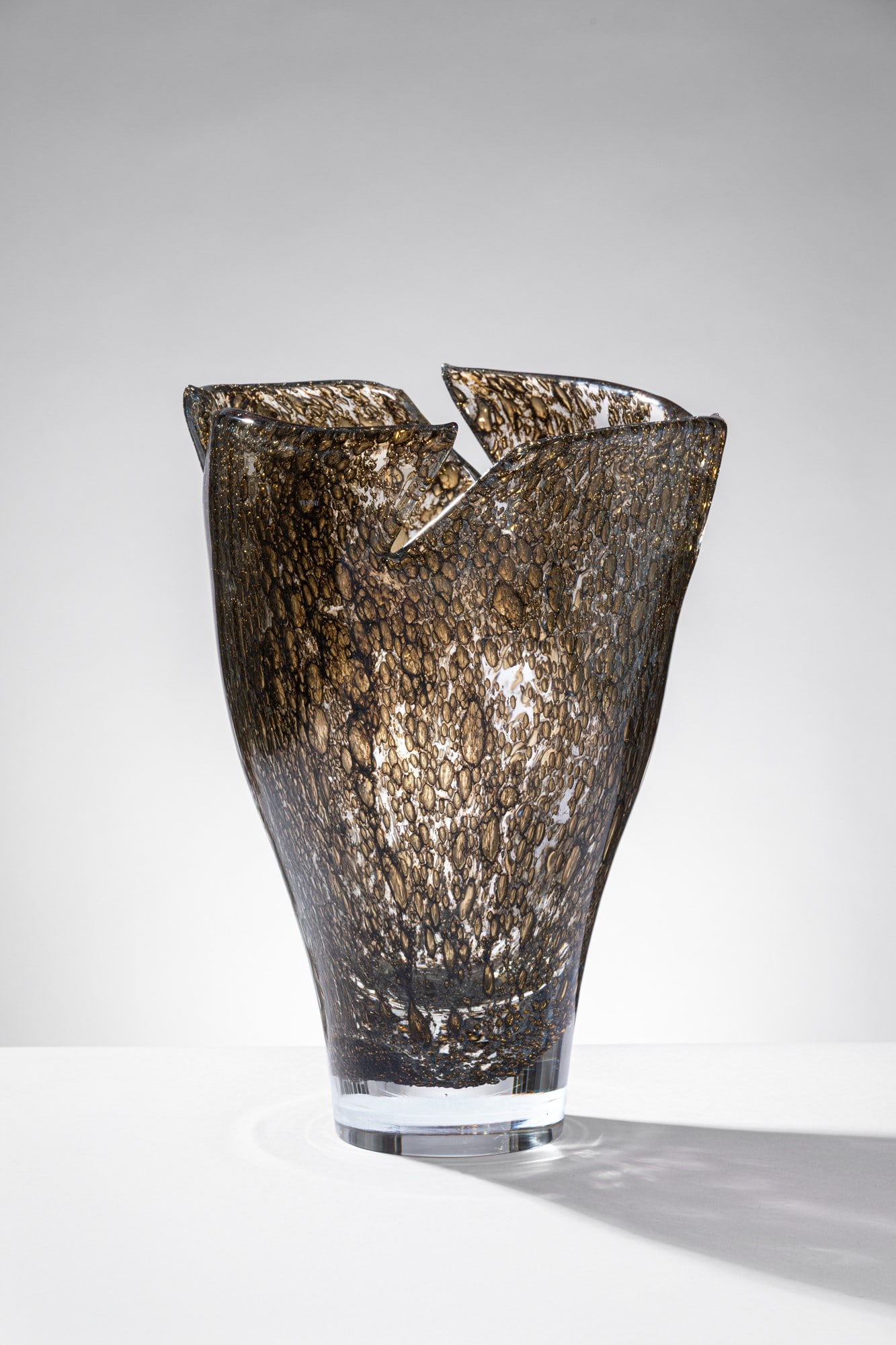 Toni Zuccheri. Vaso della serie Grovigli: Vaso della serie Grovigli Vetro soffiato cristallo con fili e polveri di argento sommersi. Venini, 2008 Firma incisa a punta Venini Toni Zuccheri 2008 66/99. h cm 43, diam. cm 31 Bibiliografia: Rosa C