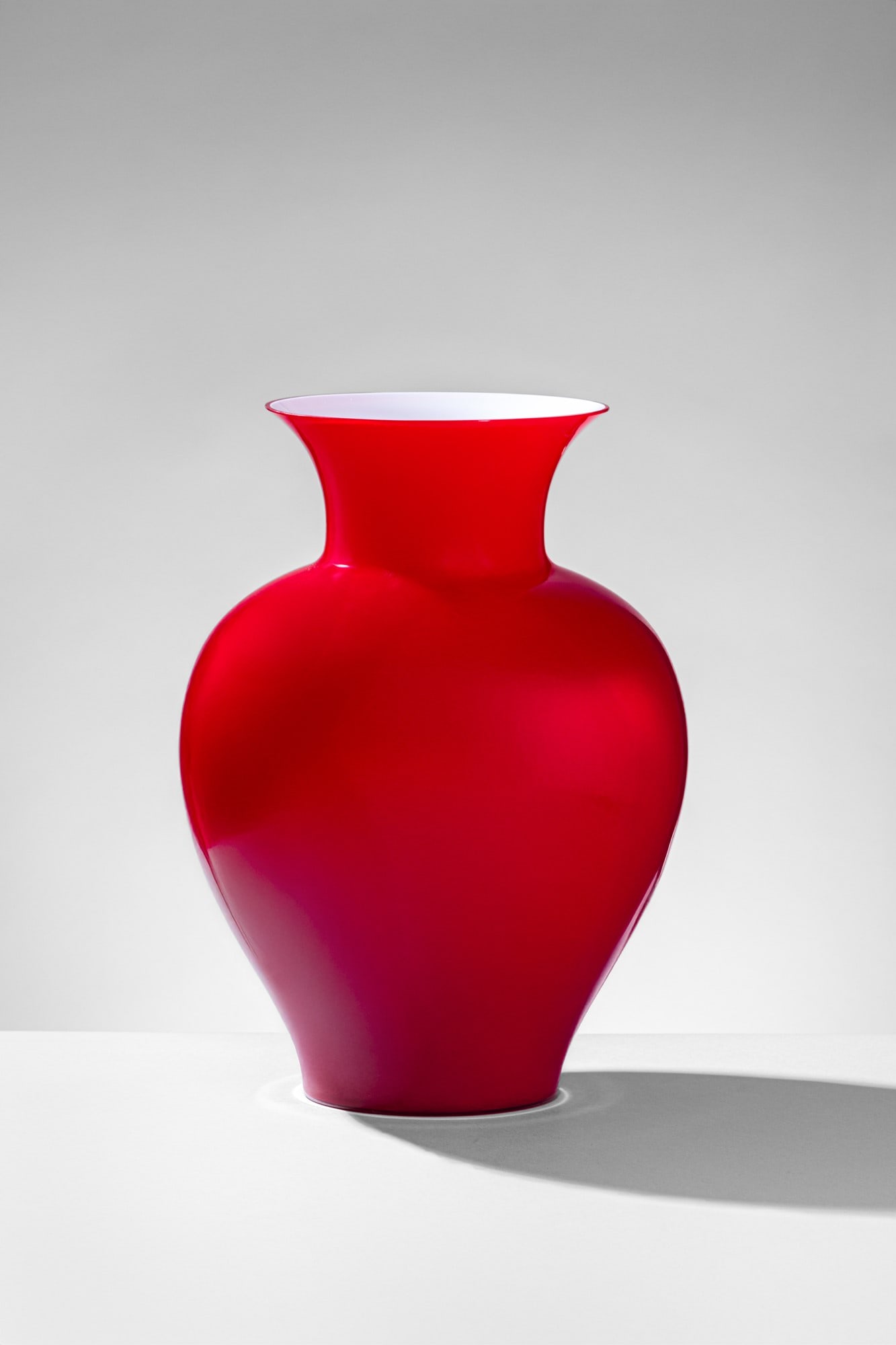Barovier & Toso. Vaso: Vaso Vetro soffiato rosso incamiciato lattimo. Barovier & Toso,1980 ca. Firma incisa a punta Barovier & Toso Murano. h cm 39, largh. cm 26
