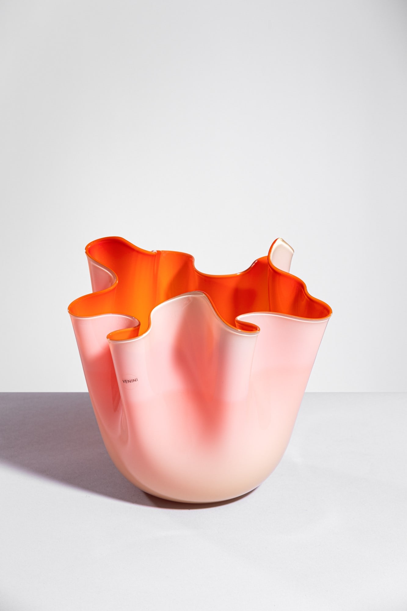 Fulvio Bianconi - Paolo Venini. Fazzoletto mod. 1156: Fazzoletto mod. 1156 Vetro soffiato incamiciato lattimo e rosa. Venini, 2003 Firma incisa a punta Venini 2003. Etichetta Venini. cm 21x23x21 Bibiliografia: Marino Barovier e Carla Sonego (a cura di),