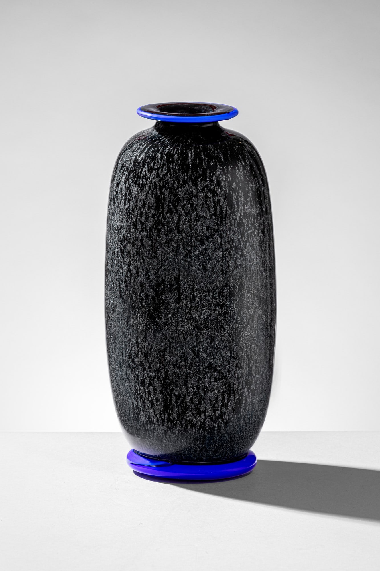 Arte Vetro Murano per Mila Schon. Vaso: Vaso Vetro soffiato nero con con base e collo in vetro blu applicati a caldo. Arte Vetro Murano, 1980 ca. Timbro all'acido Mila Schon by Arte Vetro Murano, inciso a punta 180/300 h cm 35, diam. cm 14