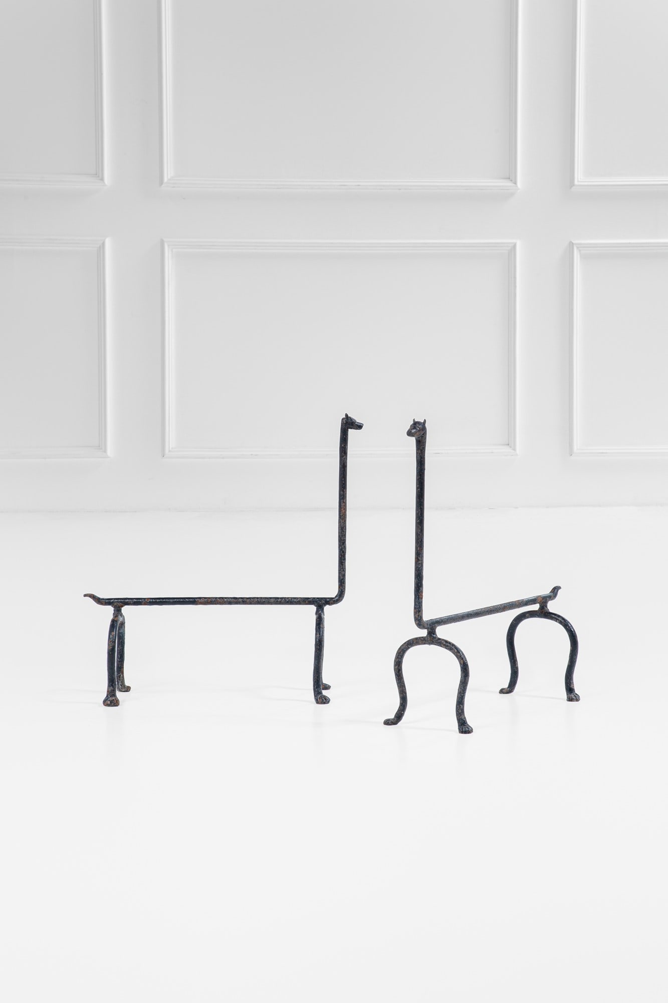 Due alari zoomorfi: Due alari zoomorfiFerro forgiato.1950 ca.cm 57x19x54