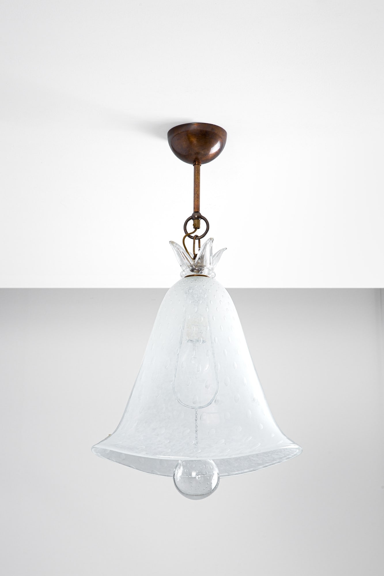 Barovier & Toso. Lampada a sospensione: Lampada a sospensioneVetro trasparente, vetro satinato a bollicine.Prod. Barovier & Toso, disegno degli anni '40, esemplare del 1970 ca.Etichetta Vetri Murano.cm 68x40x26